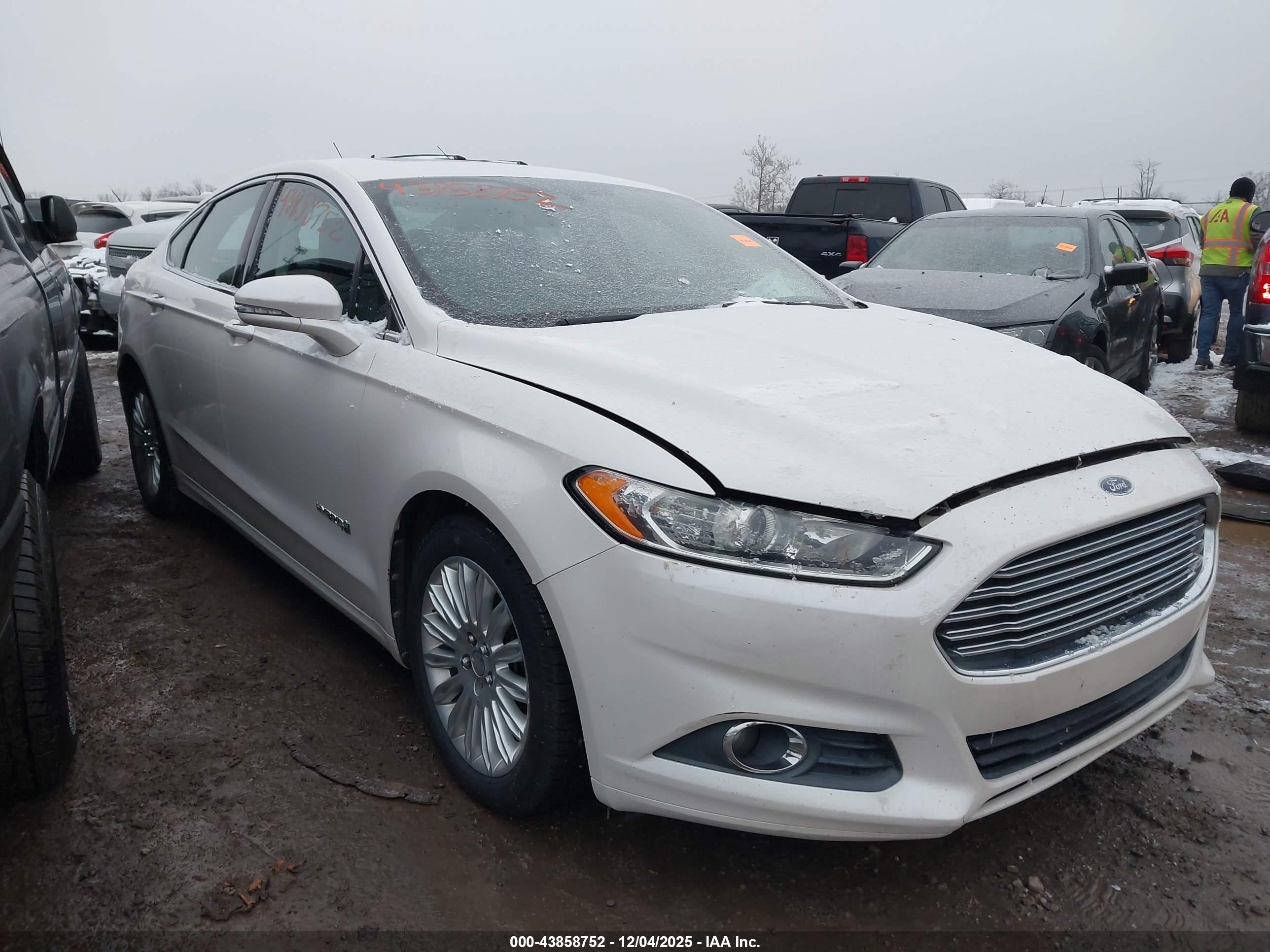 FORD FUSION image 6