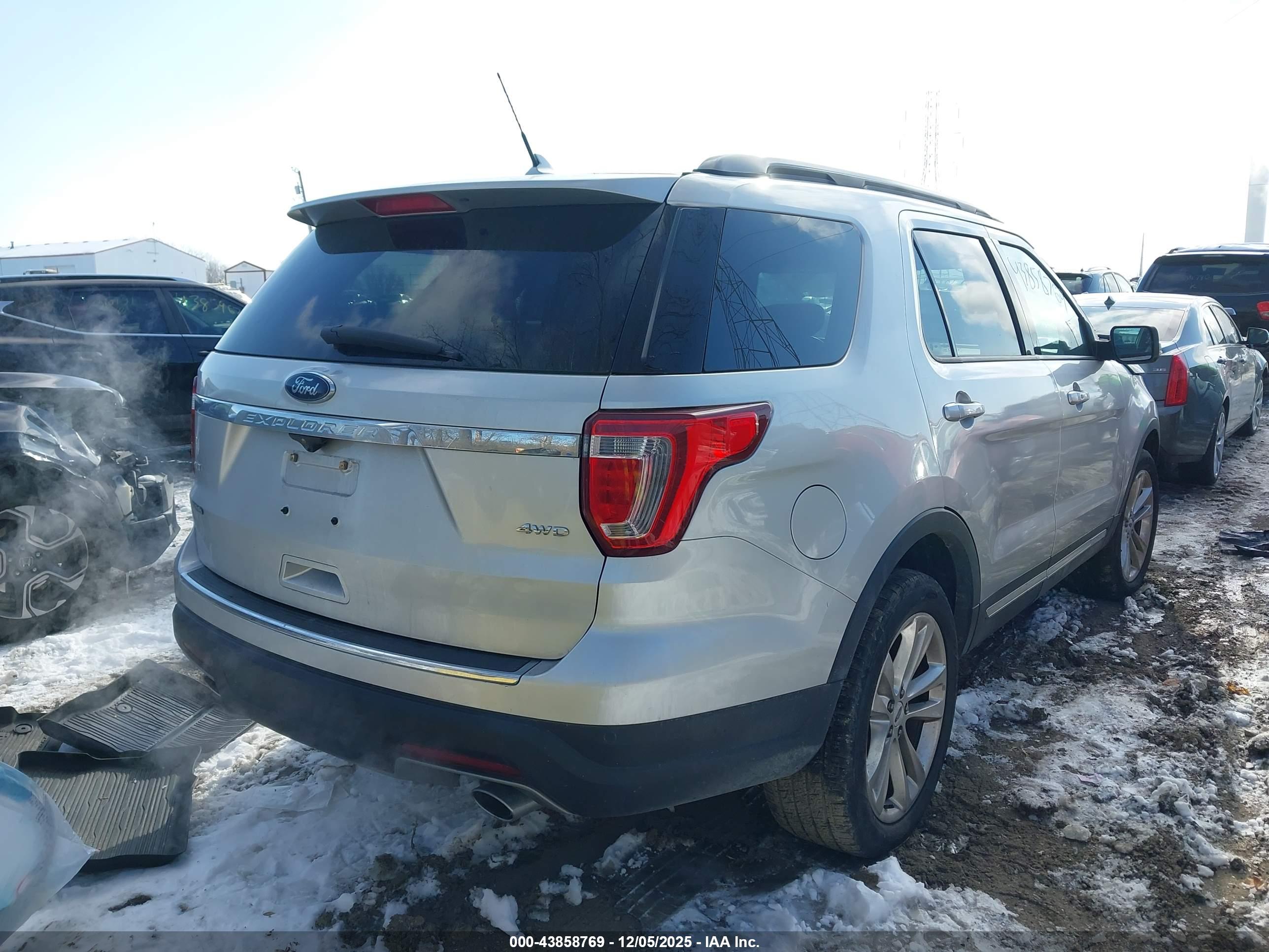 FORD EXPLORER image 4