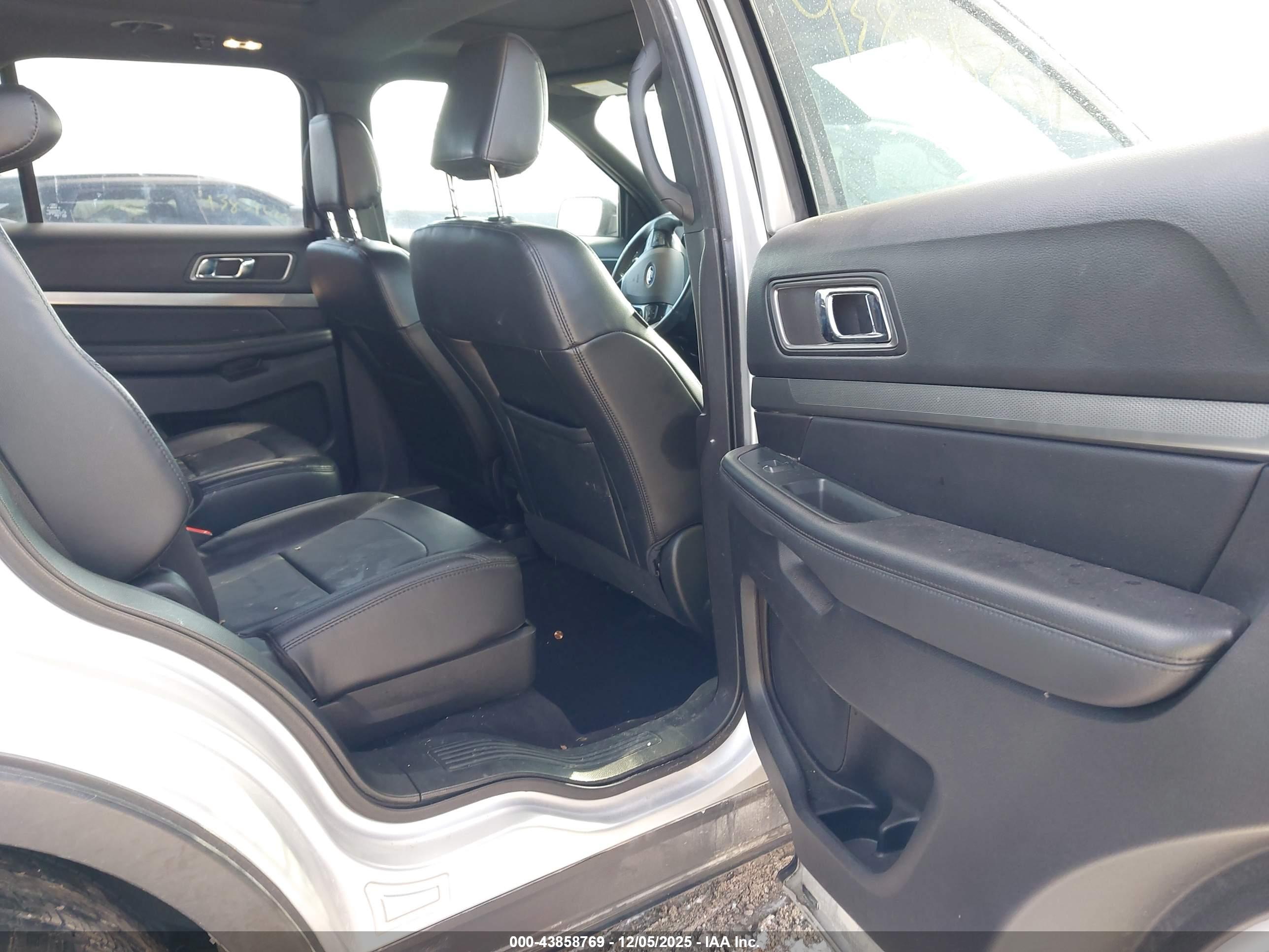 FORD EXPLORER image 8