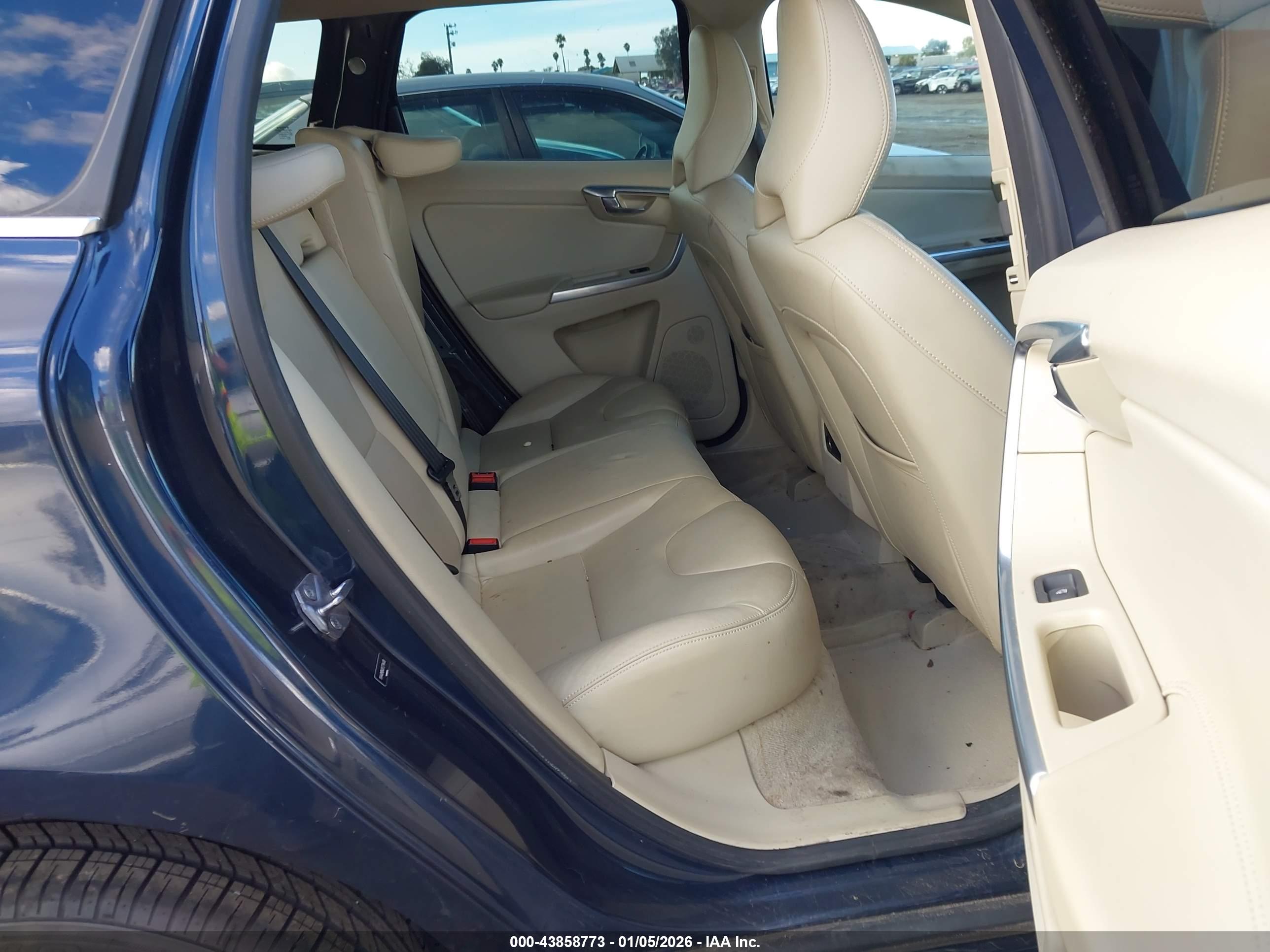 VOLVO XC60 image 8