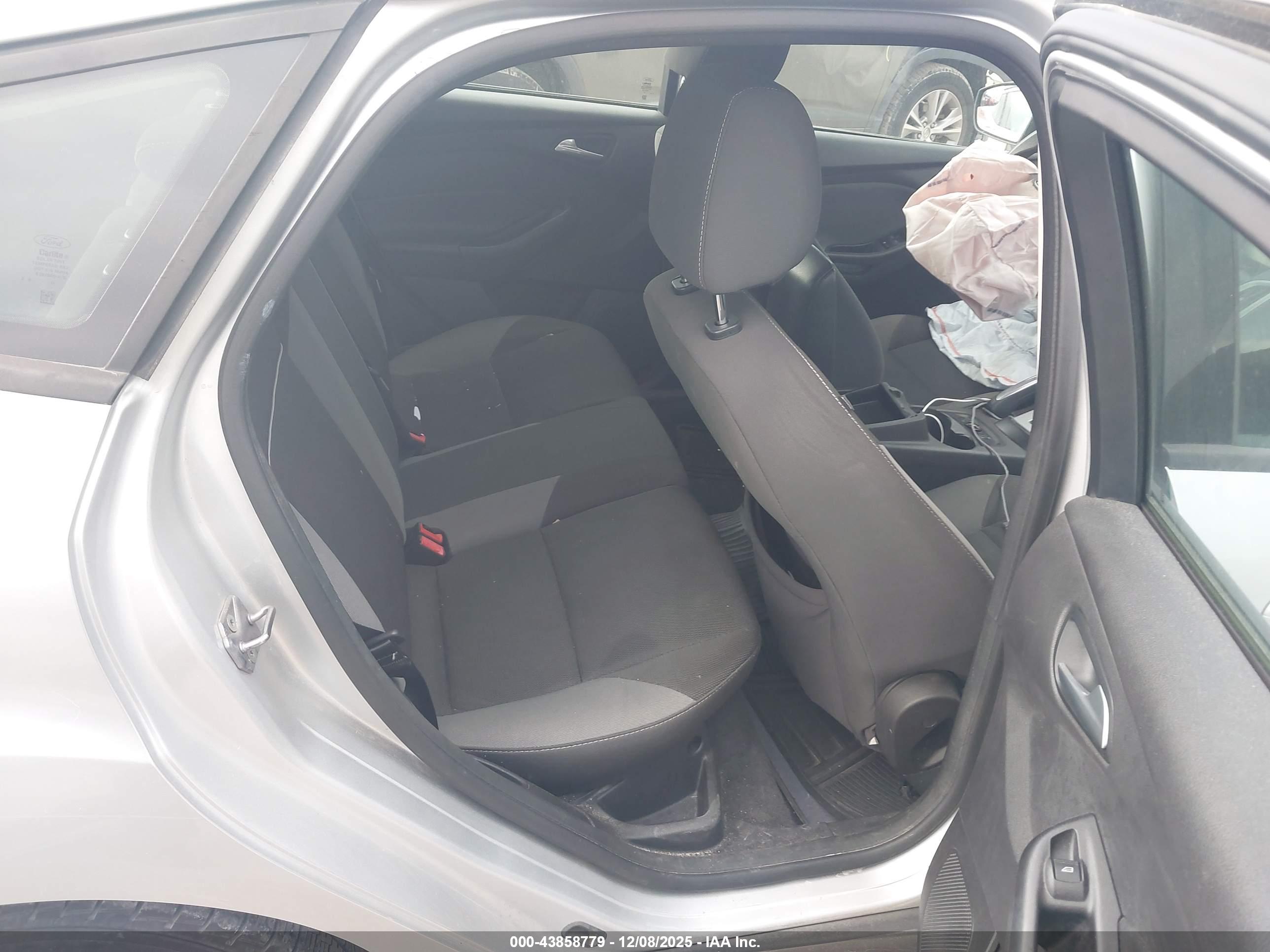 FORD FOCUS image 8