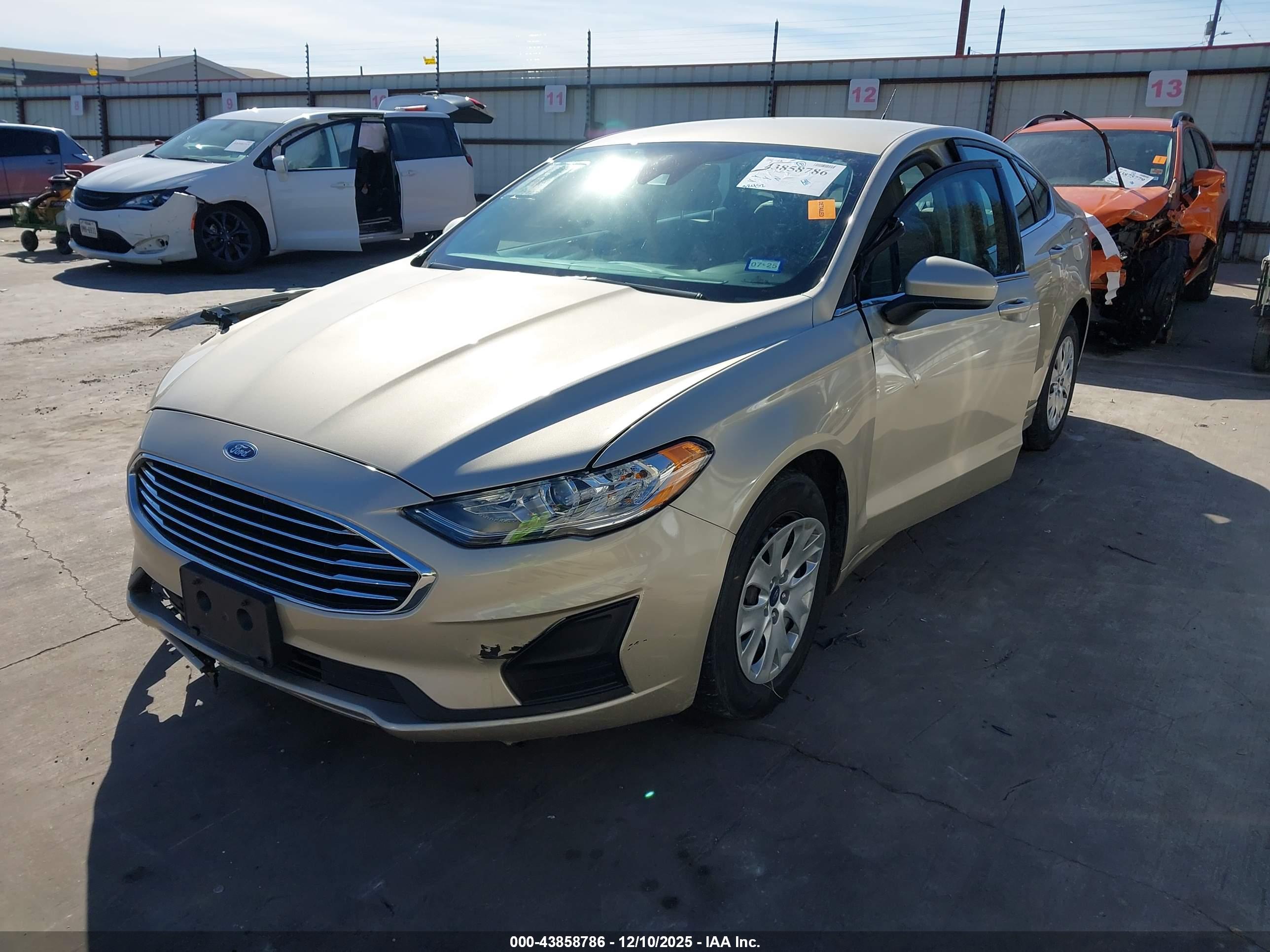 FORD FUSION image 2