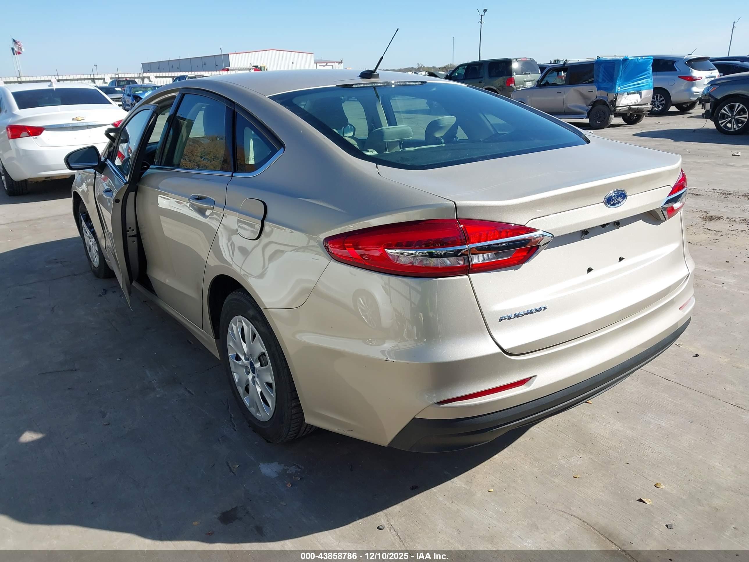 FORD FUSION image 3