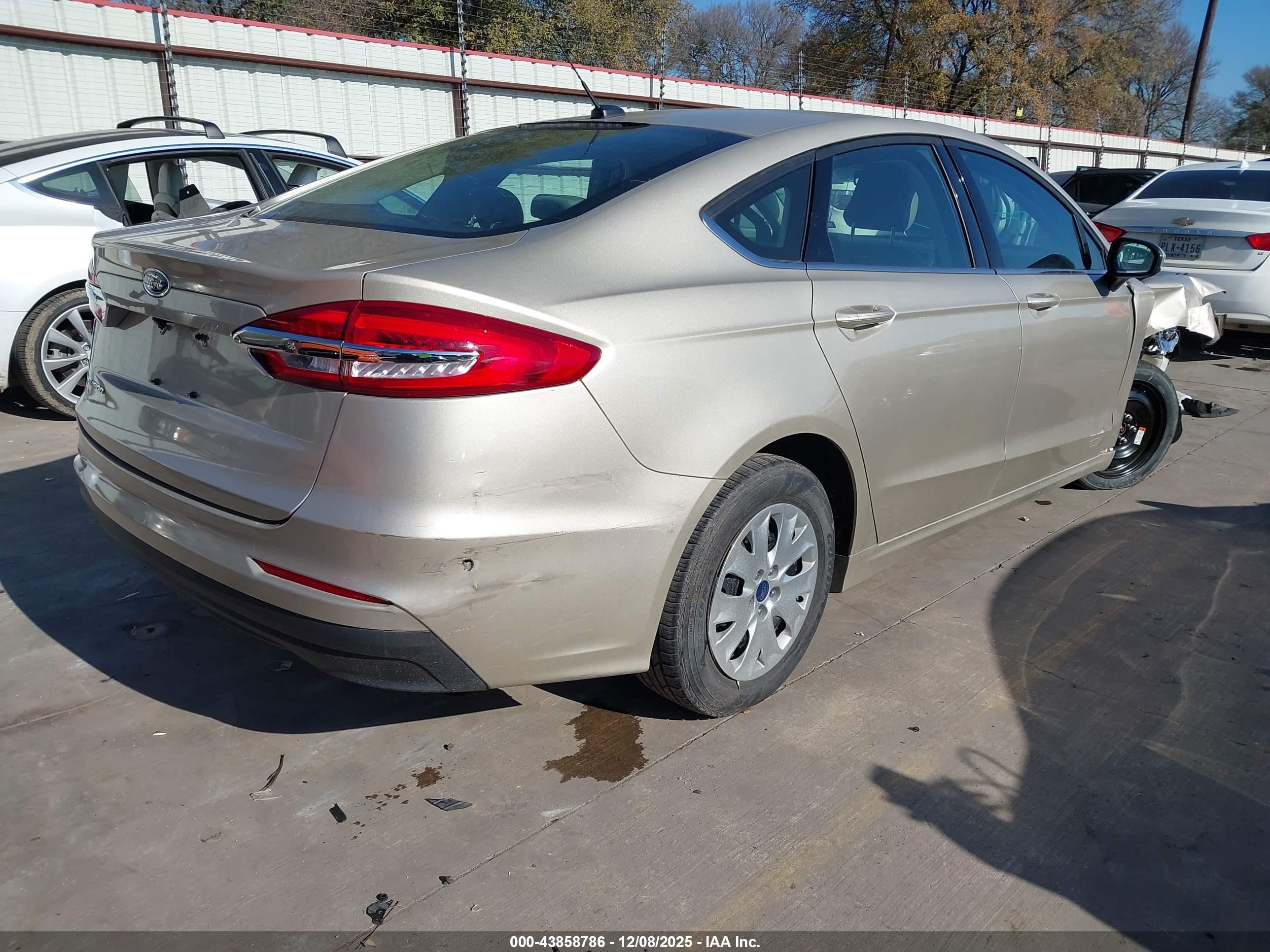 FORD FUSION image 4