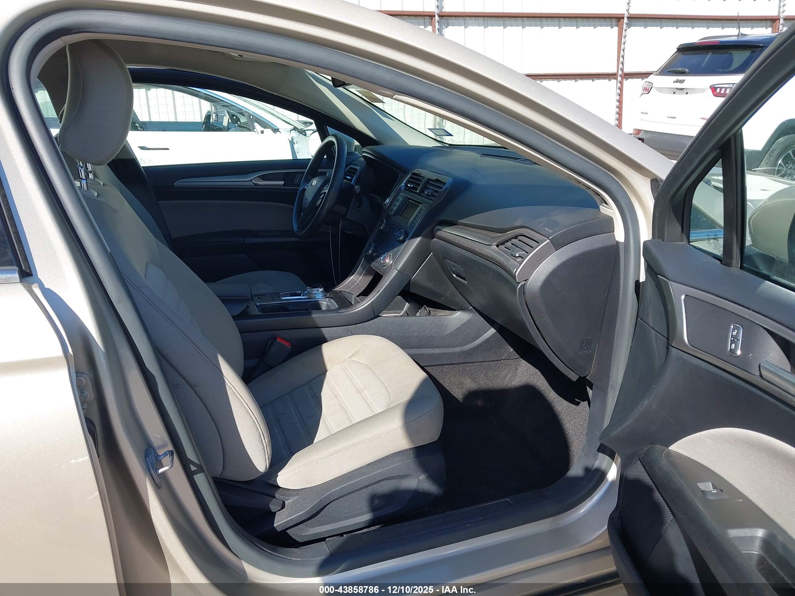 FORD FUSION image 5