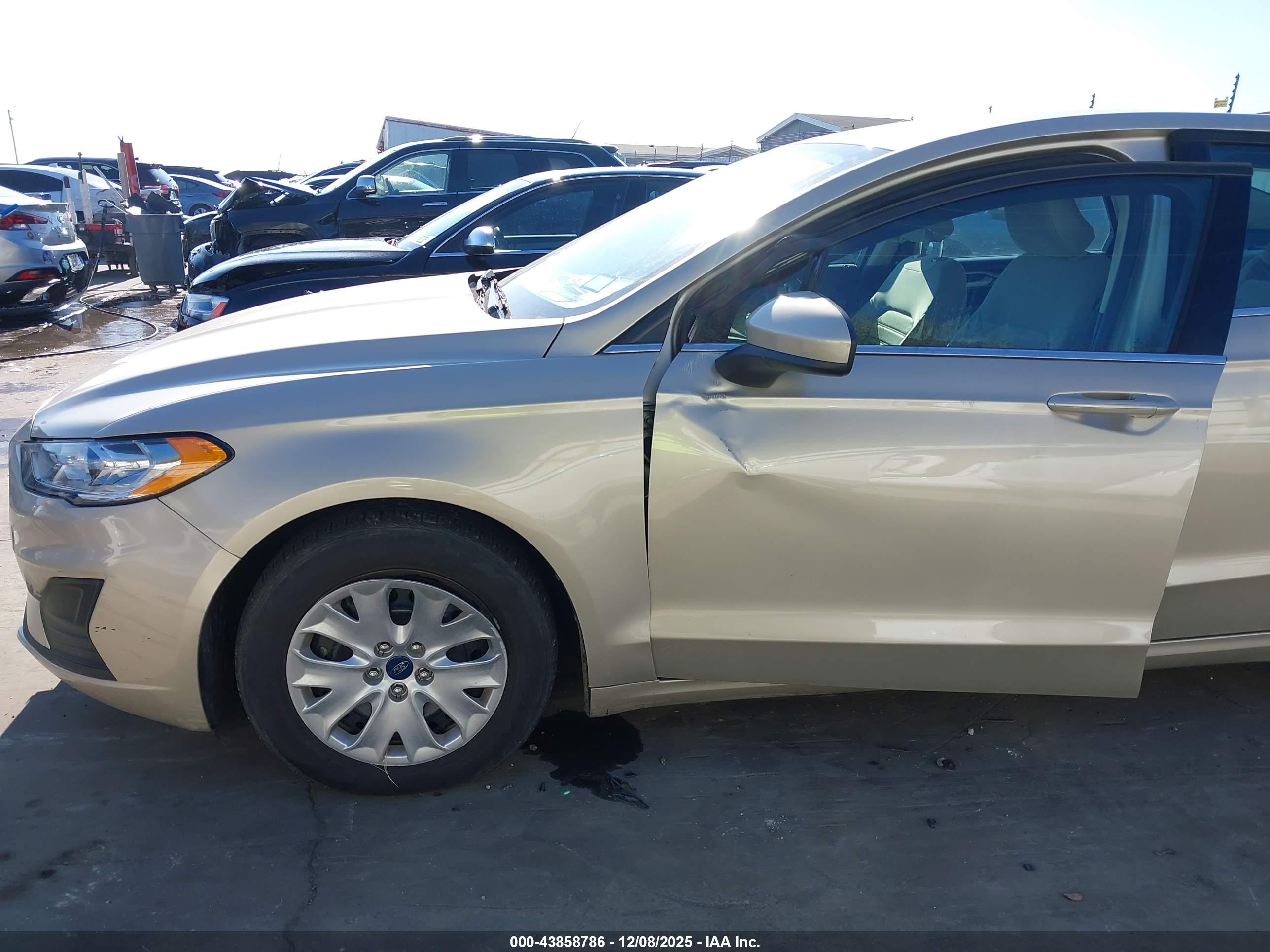 FORD FUSION image 6