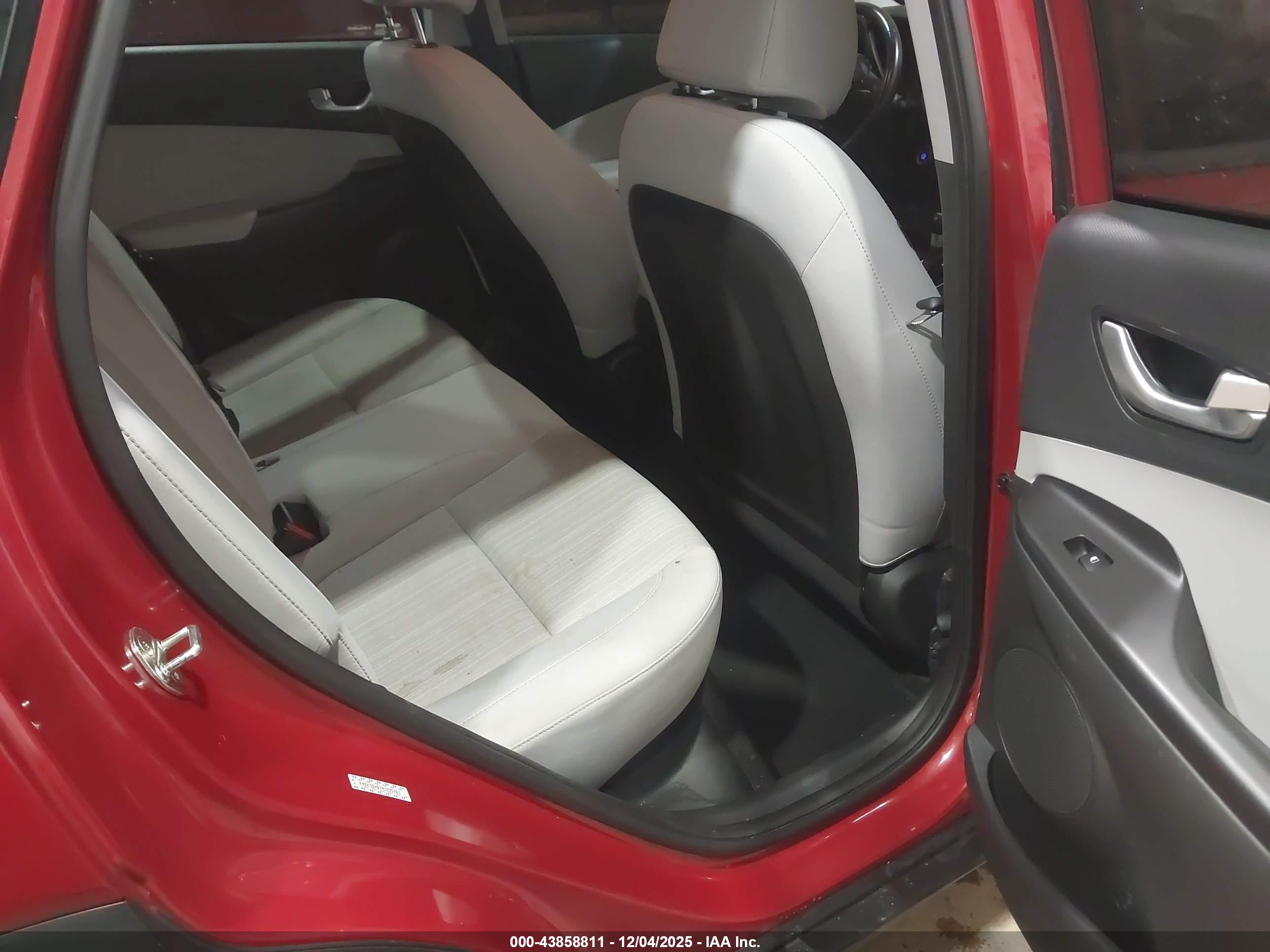 HYUNDAI KONA image 8