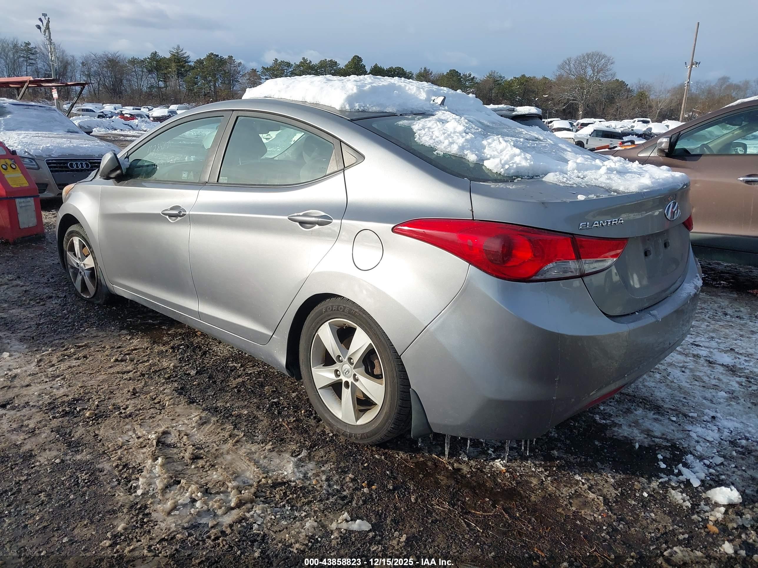 HYUNDAI ELANTRA image 3