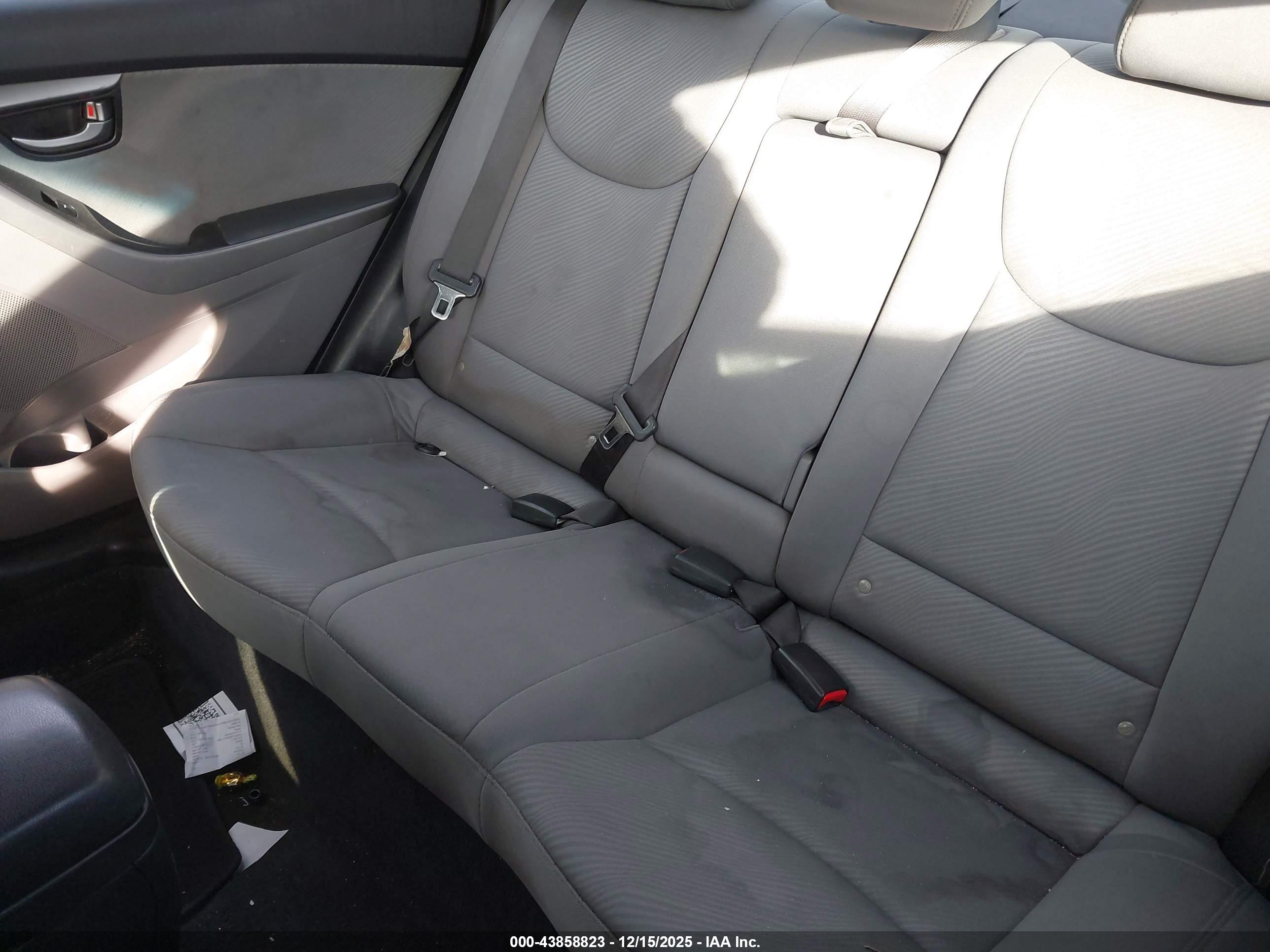 HYUNDAI ELANTRA image 8