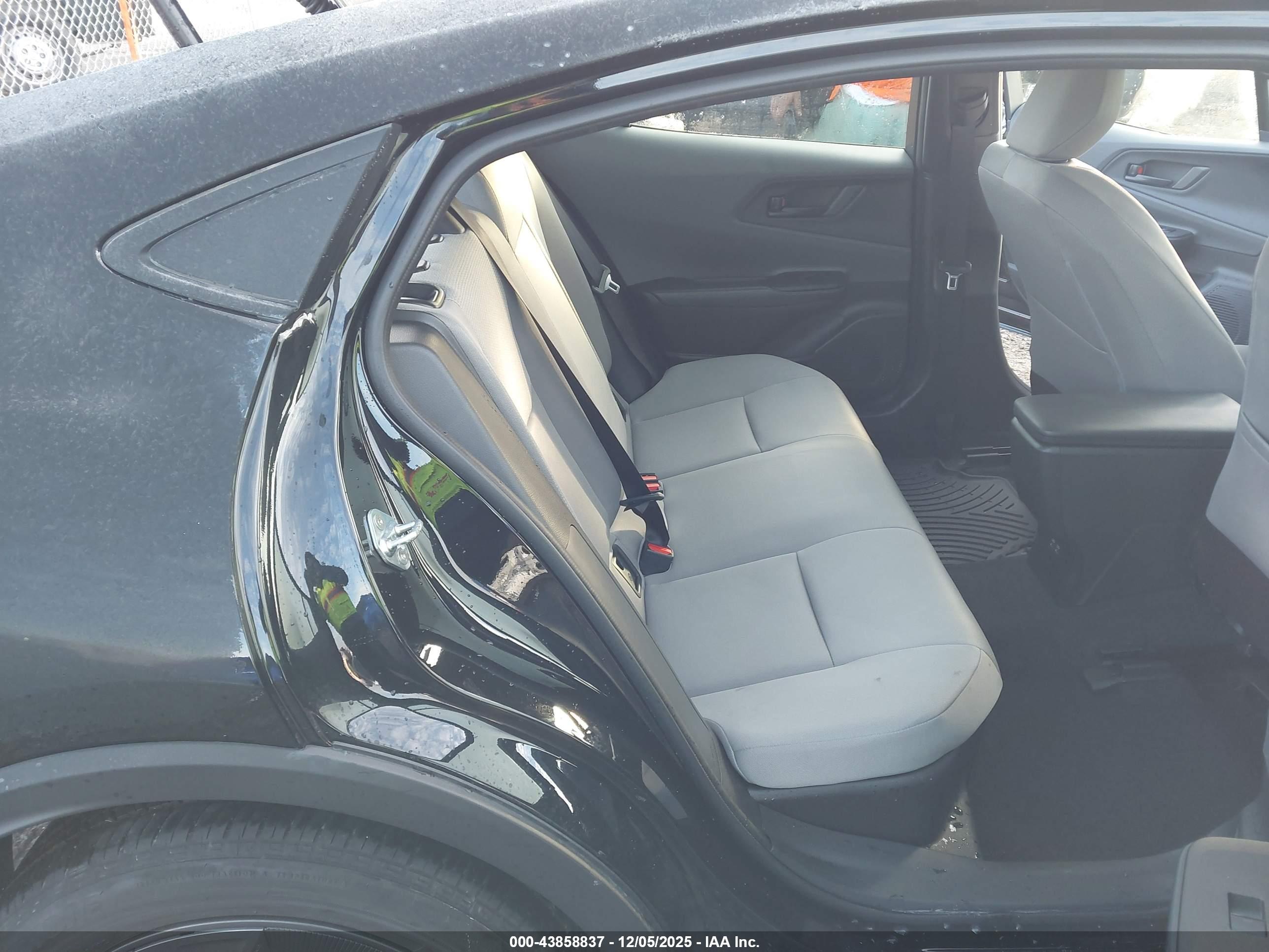 TOYOTA PRIUS image 8