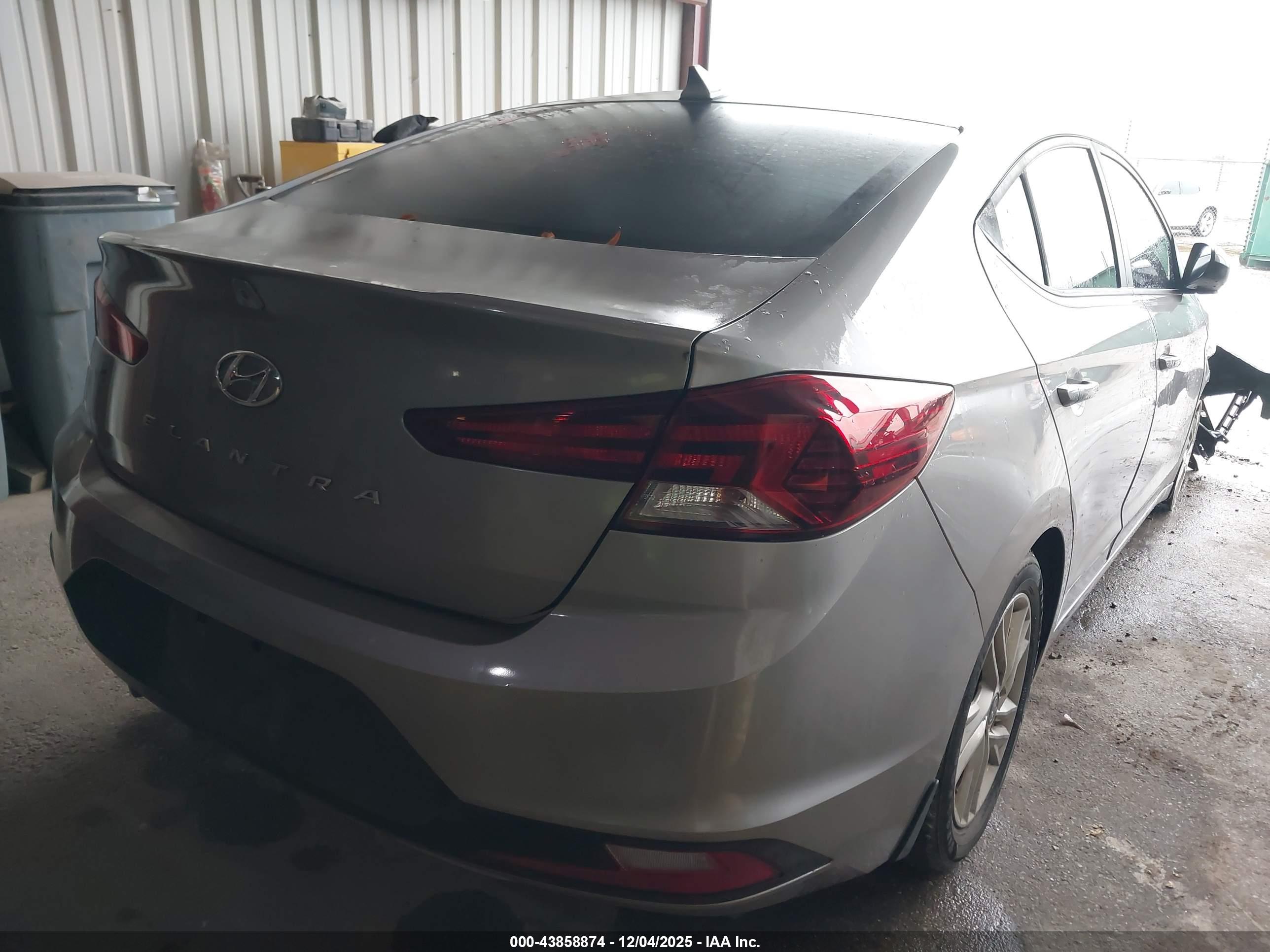 HYUNDAI ELANTRA image 4
