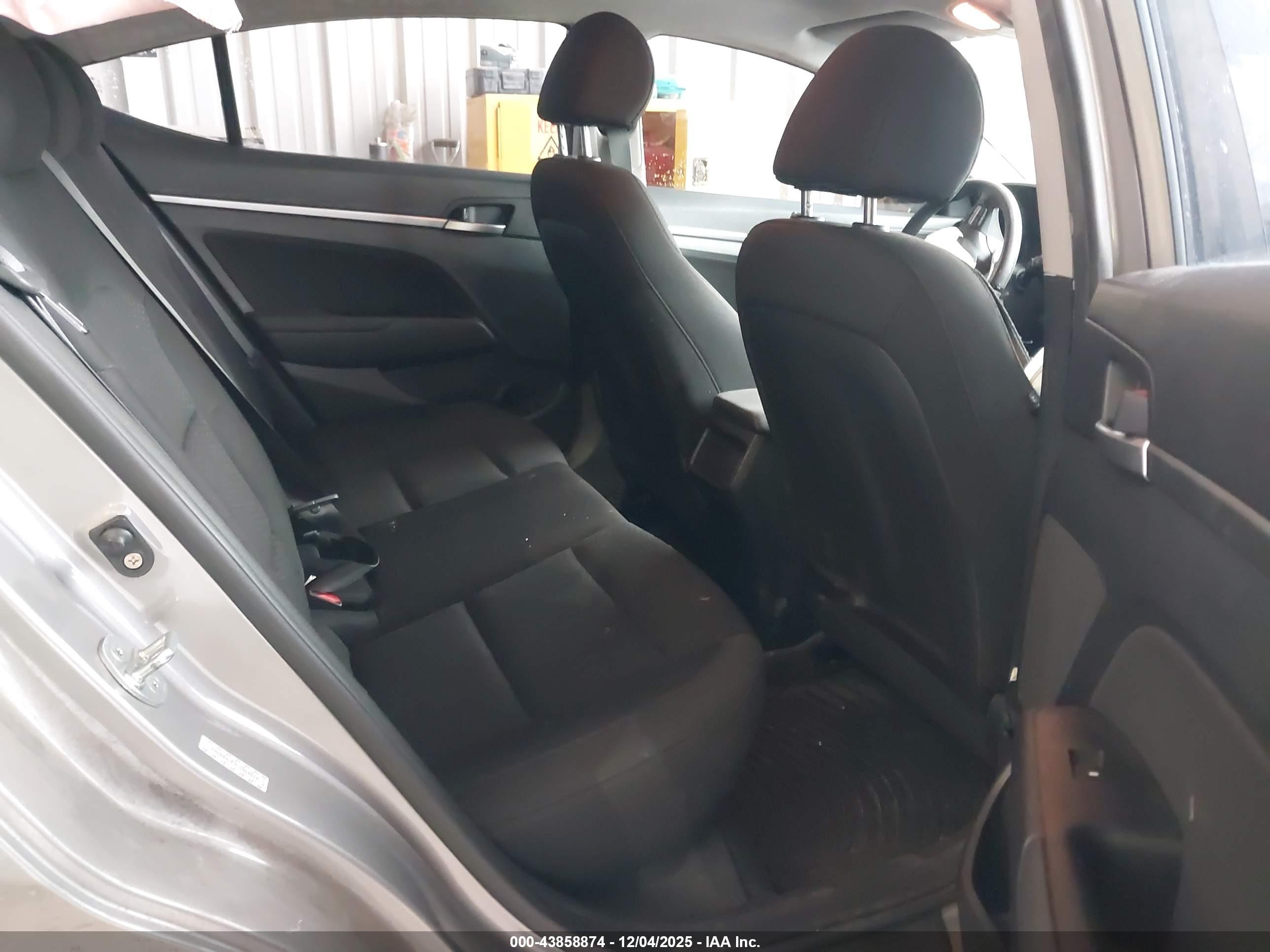 HYUNDAI ELANTRA image 8