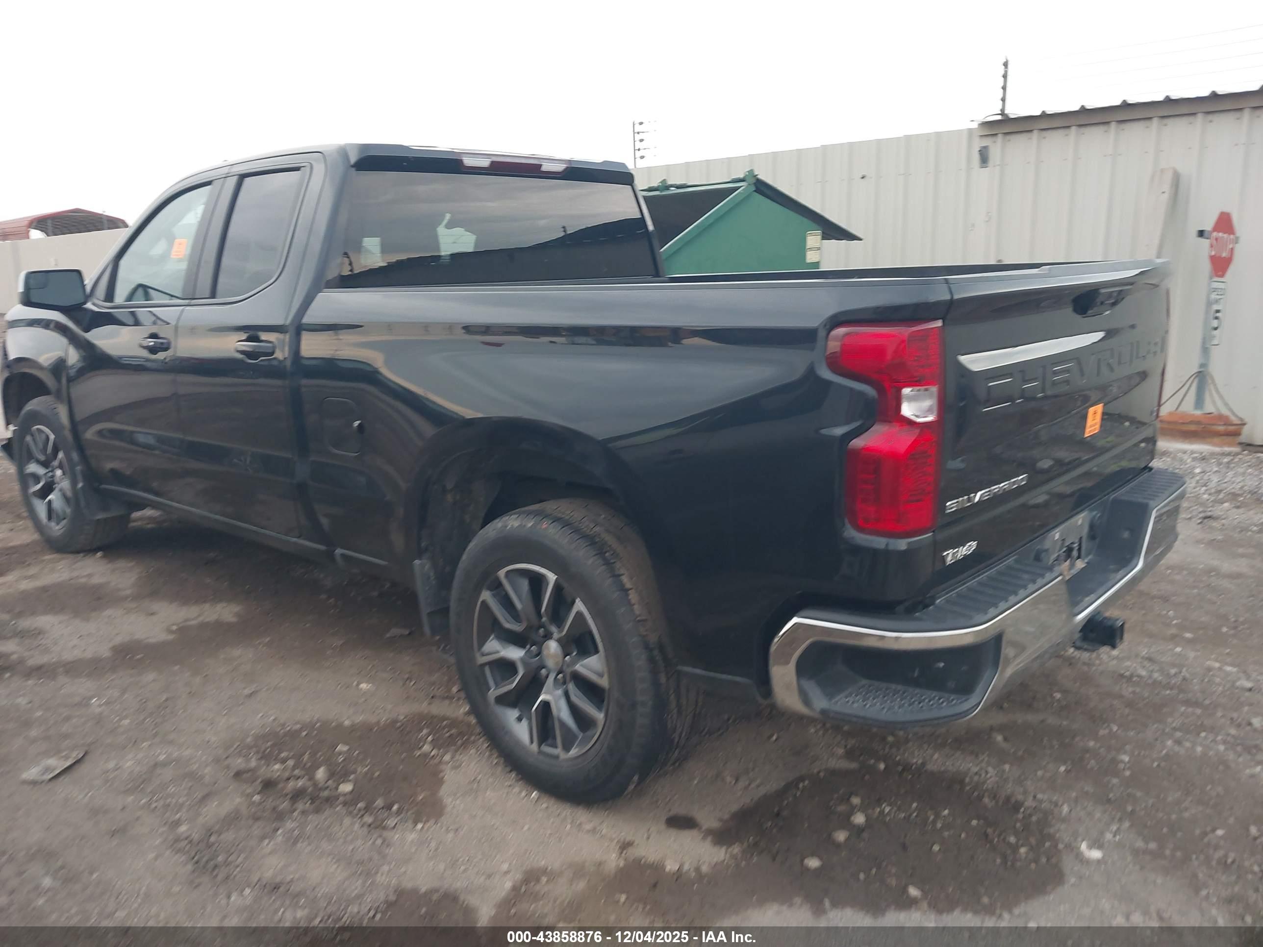 CHEVROLET SILVERADO image 3