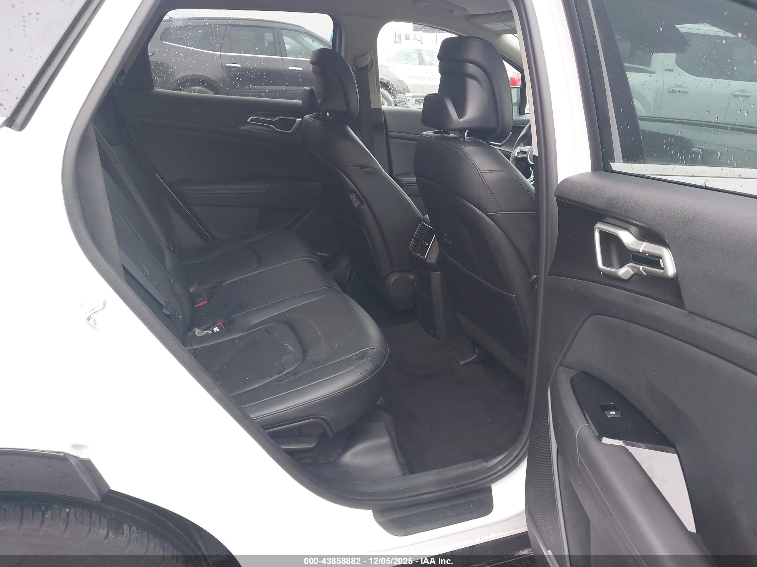 KIA SPORTAGE image 8