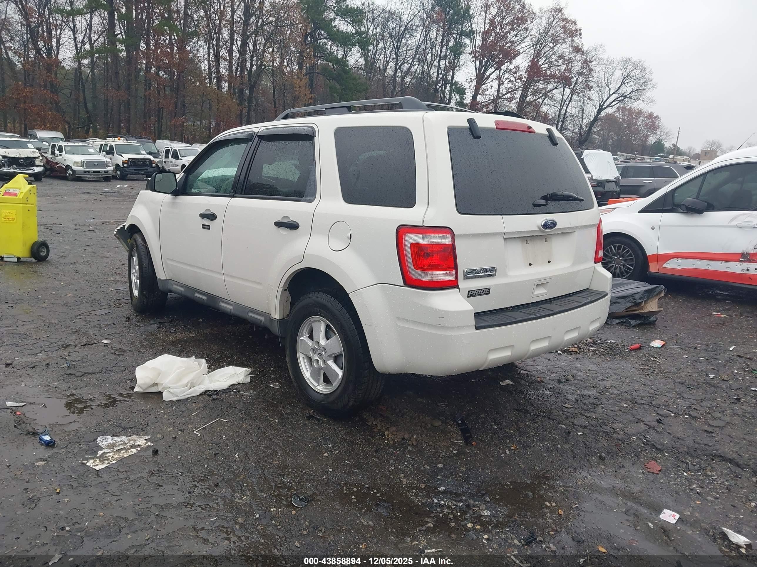 FORD ESCAPE image 3