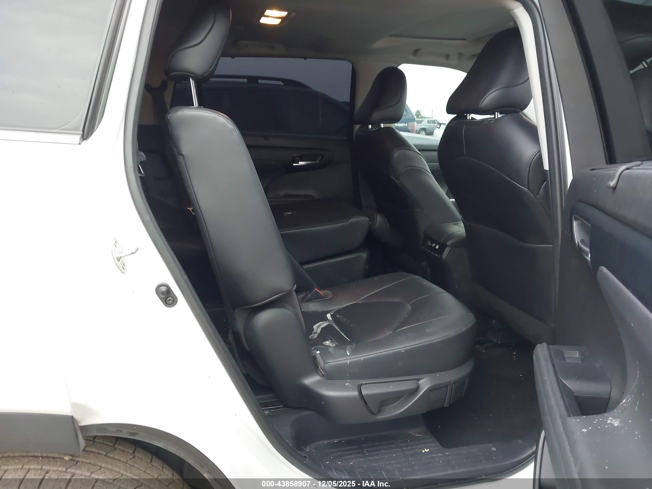 TOYOTA HIGHLANDER image 8