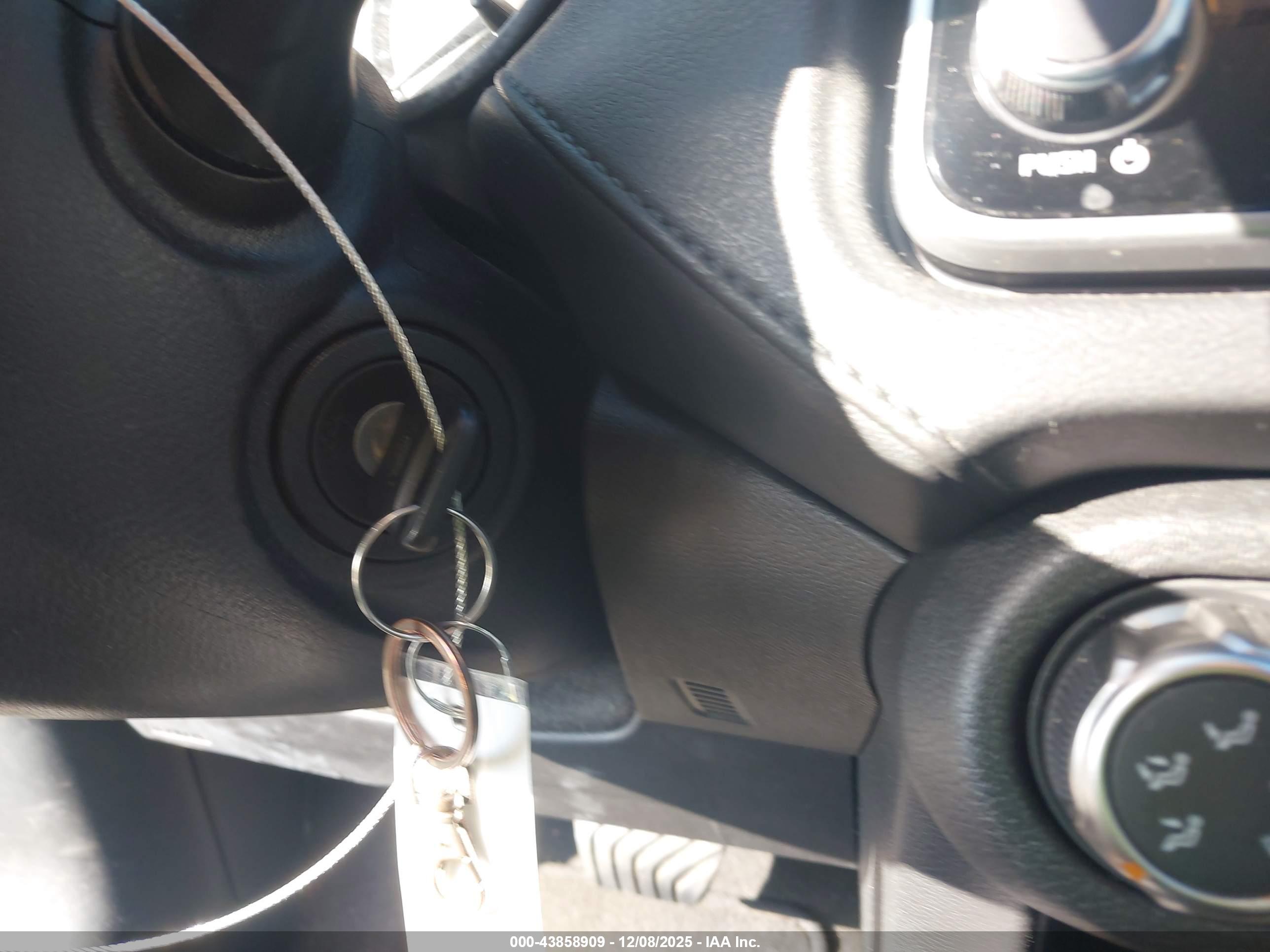 NISSAN VERSA image 11