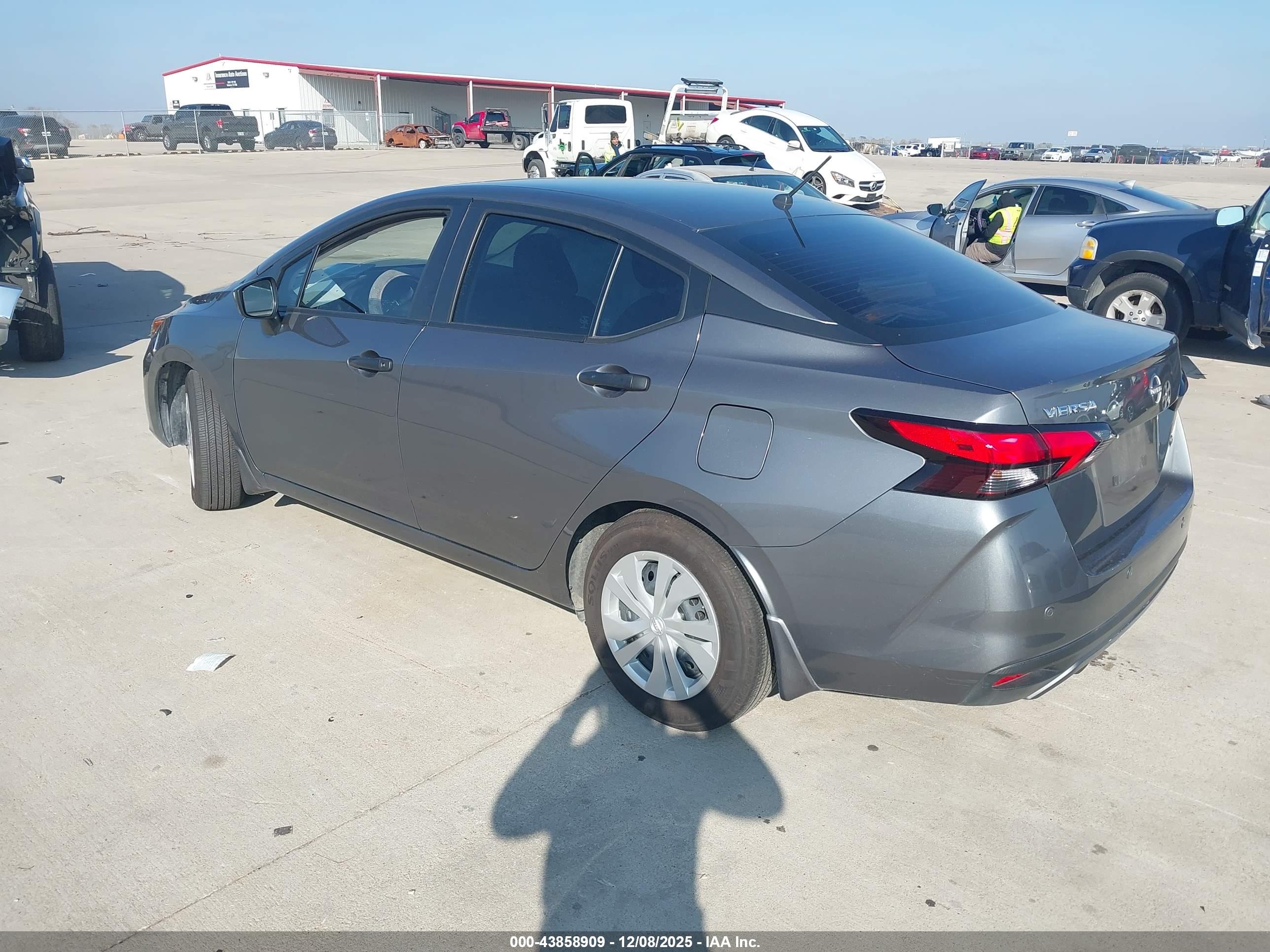 NISSAN VERSA image 3