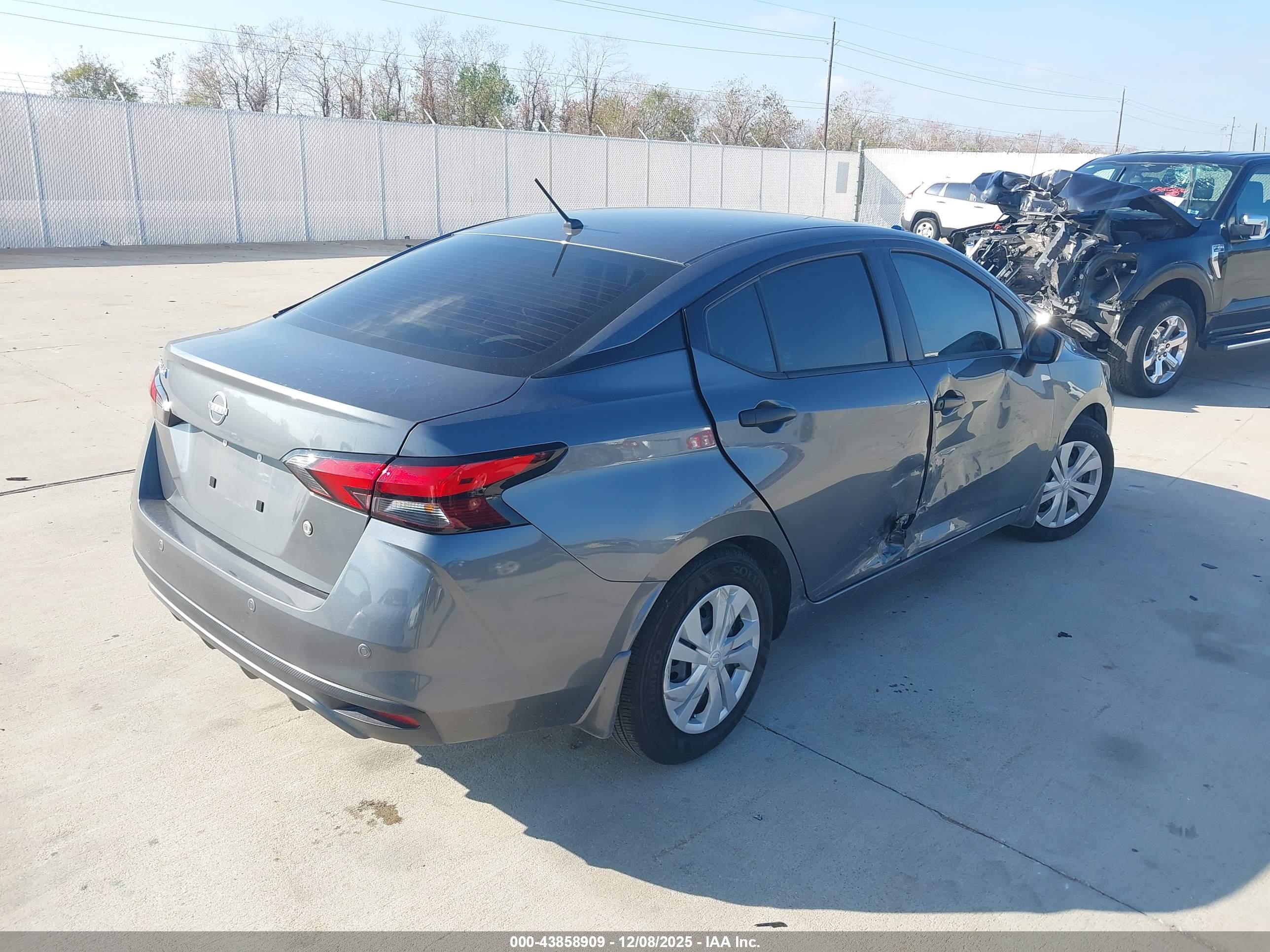 NISSAN VERSA image 4