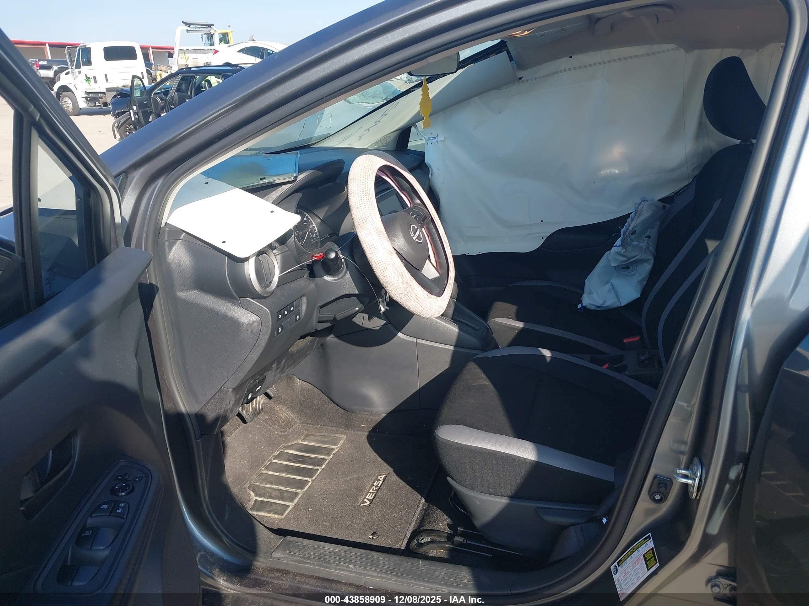 NISSAN VERSA image 5