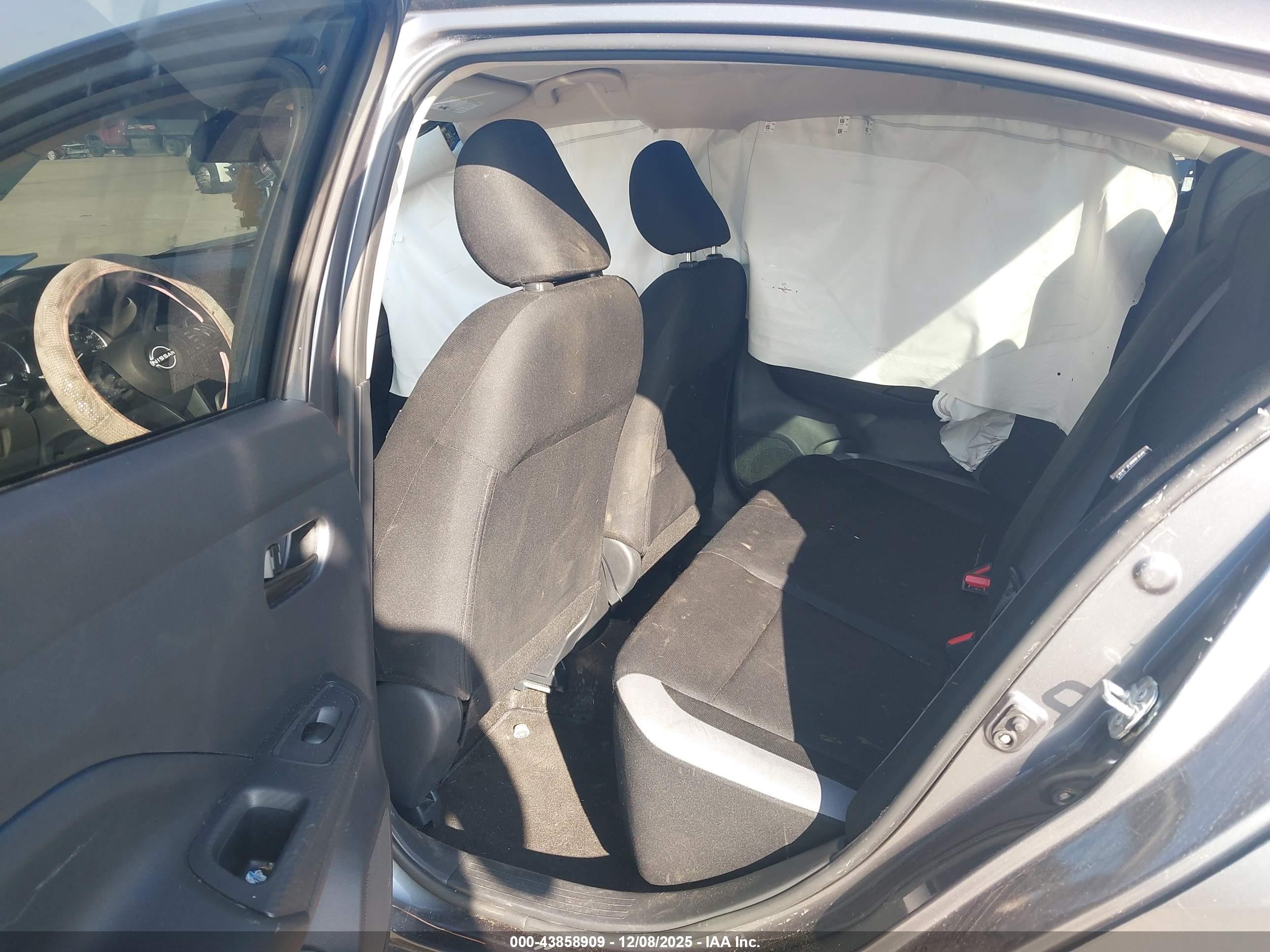 NISSAN VERSA image 8