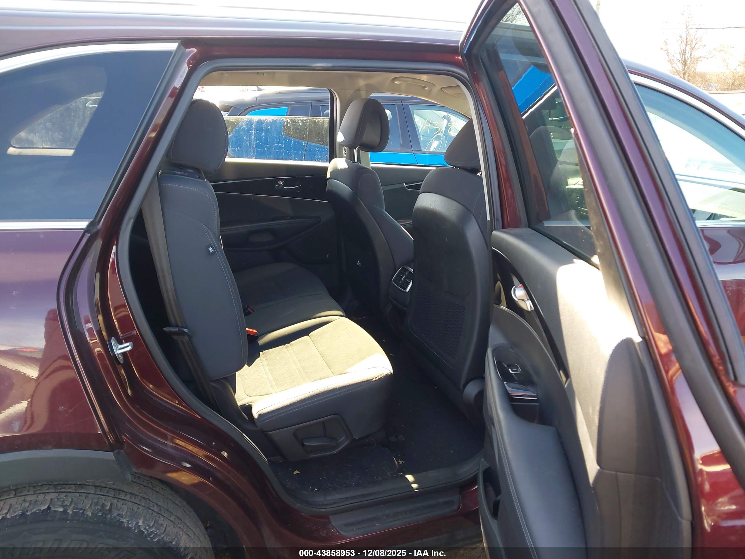KIA SORENTO image 8