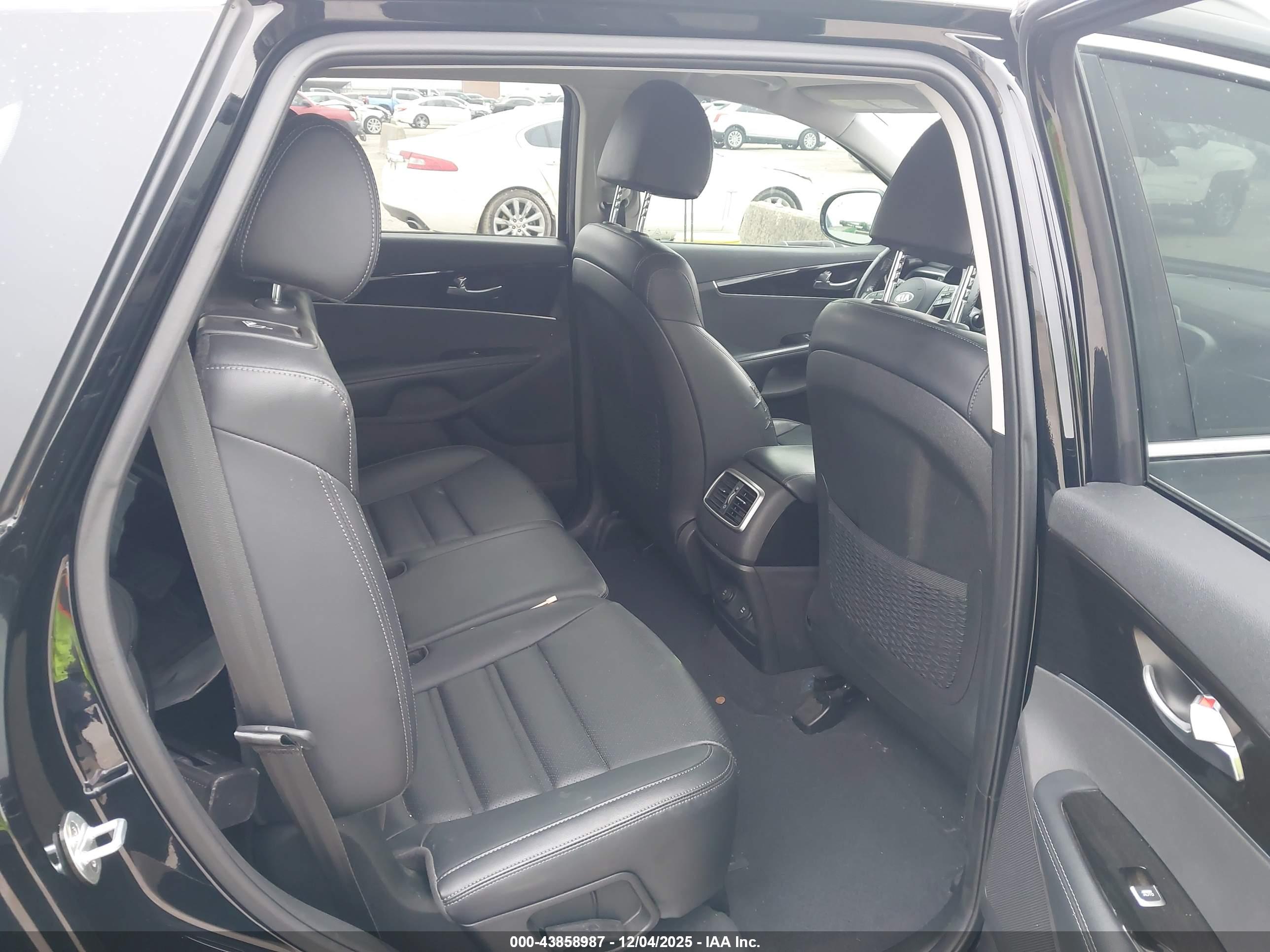 KIA SORENTO image 8