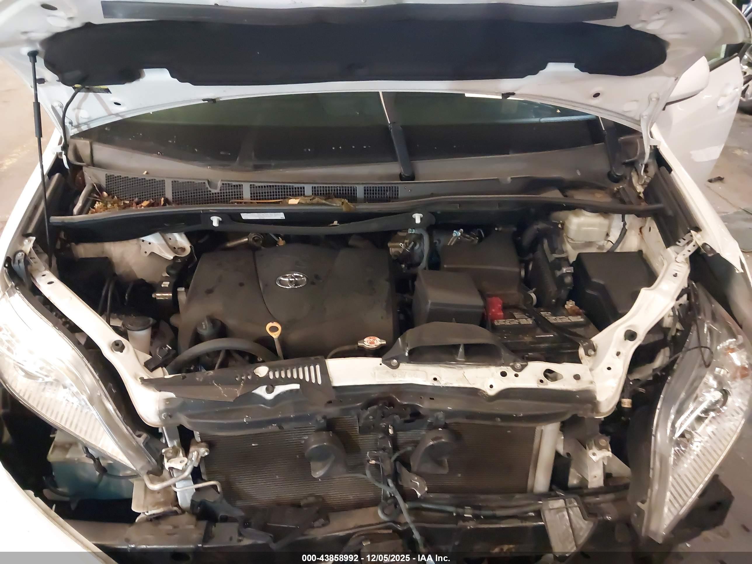 TOYOTA SIENNA image 10