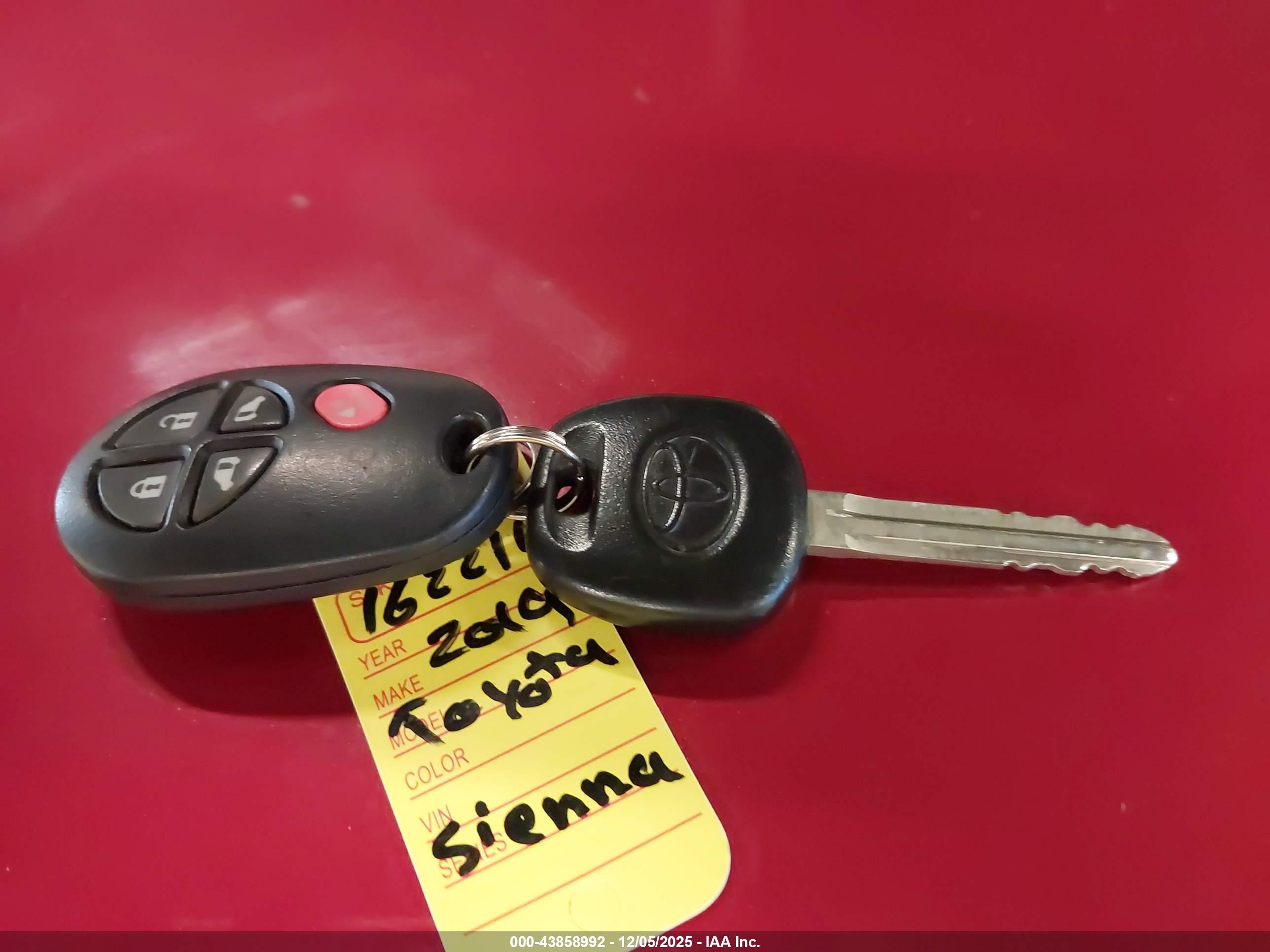 TOYOTA SIENNA image 11