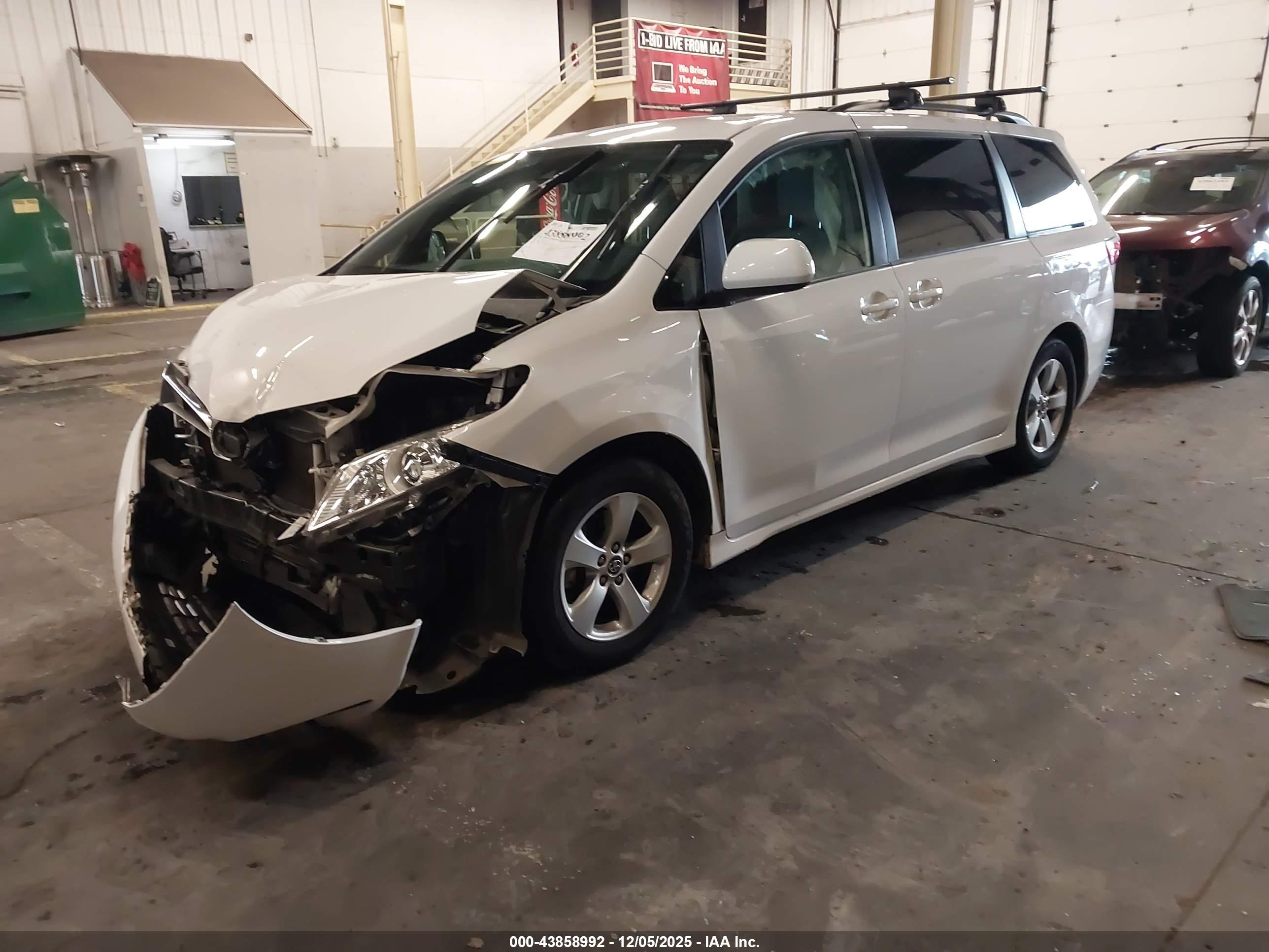 TOYOTA SIENNA image 2