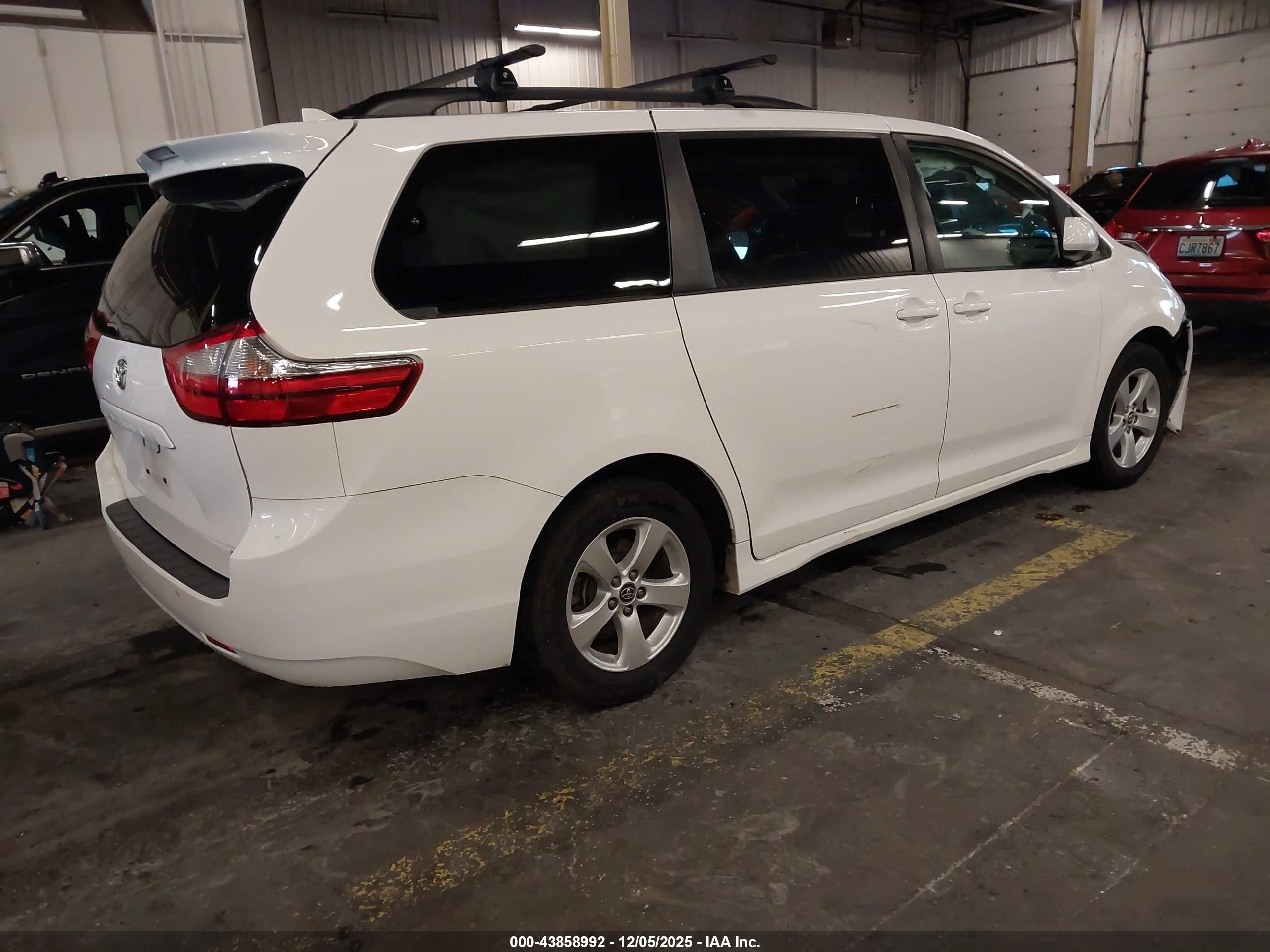 TOYOTA SIENNA image 4
