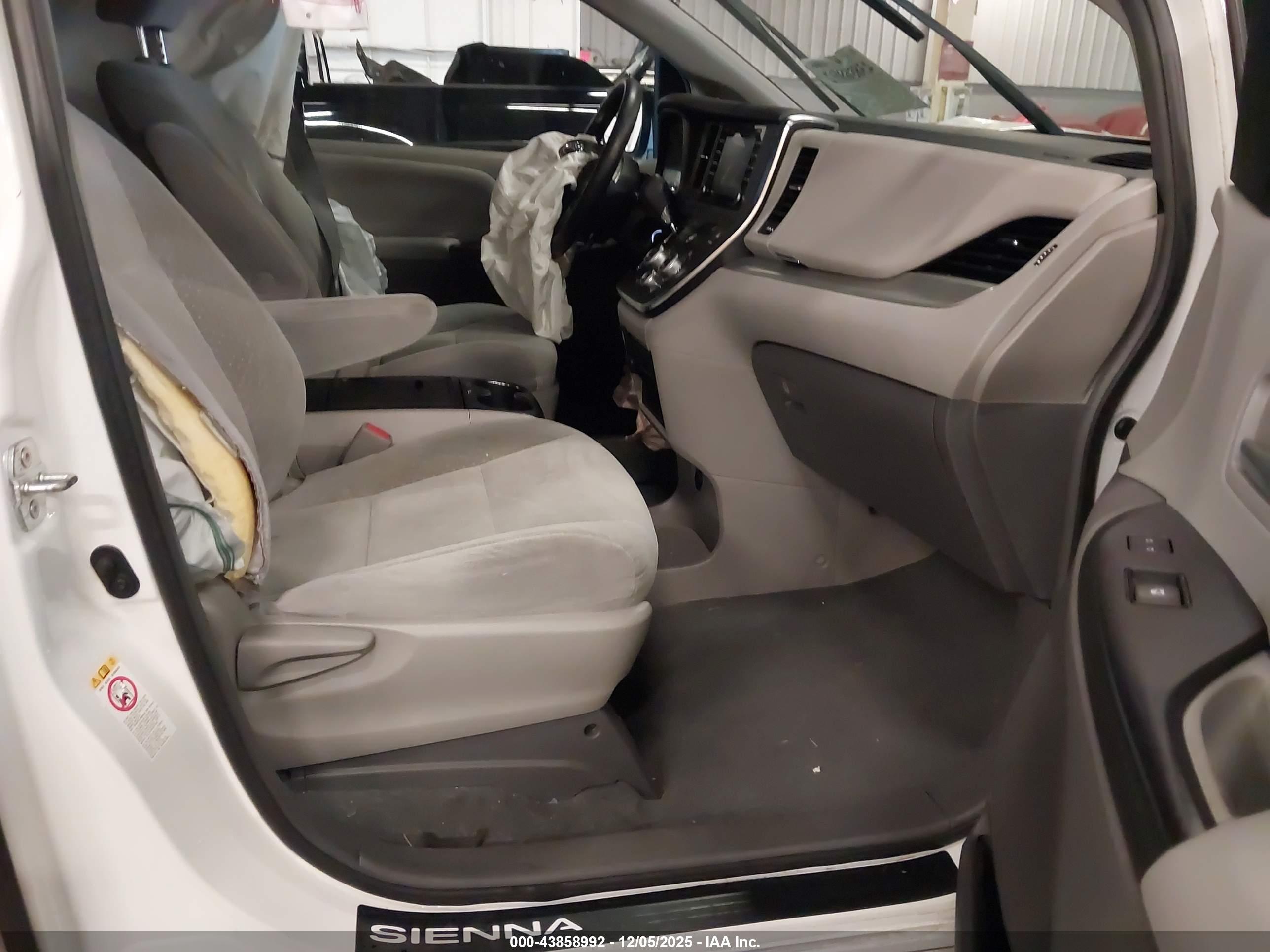 TOYOTA SIENNA image 5
