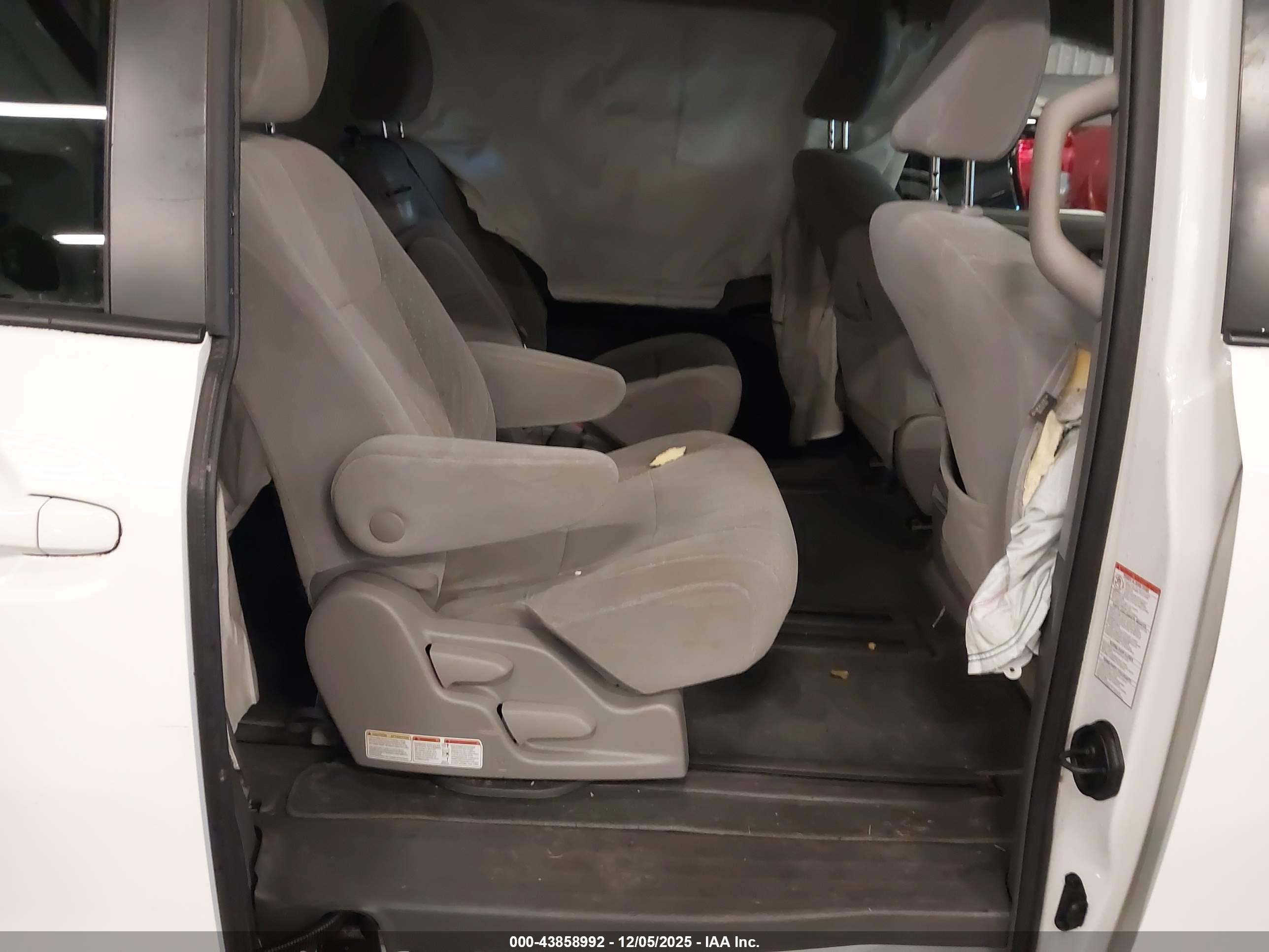 TOYOTA SIENNA image 8