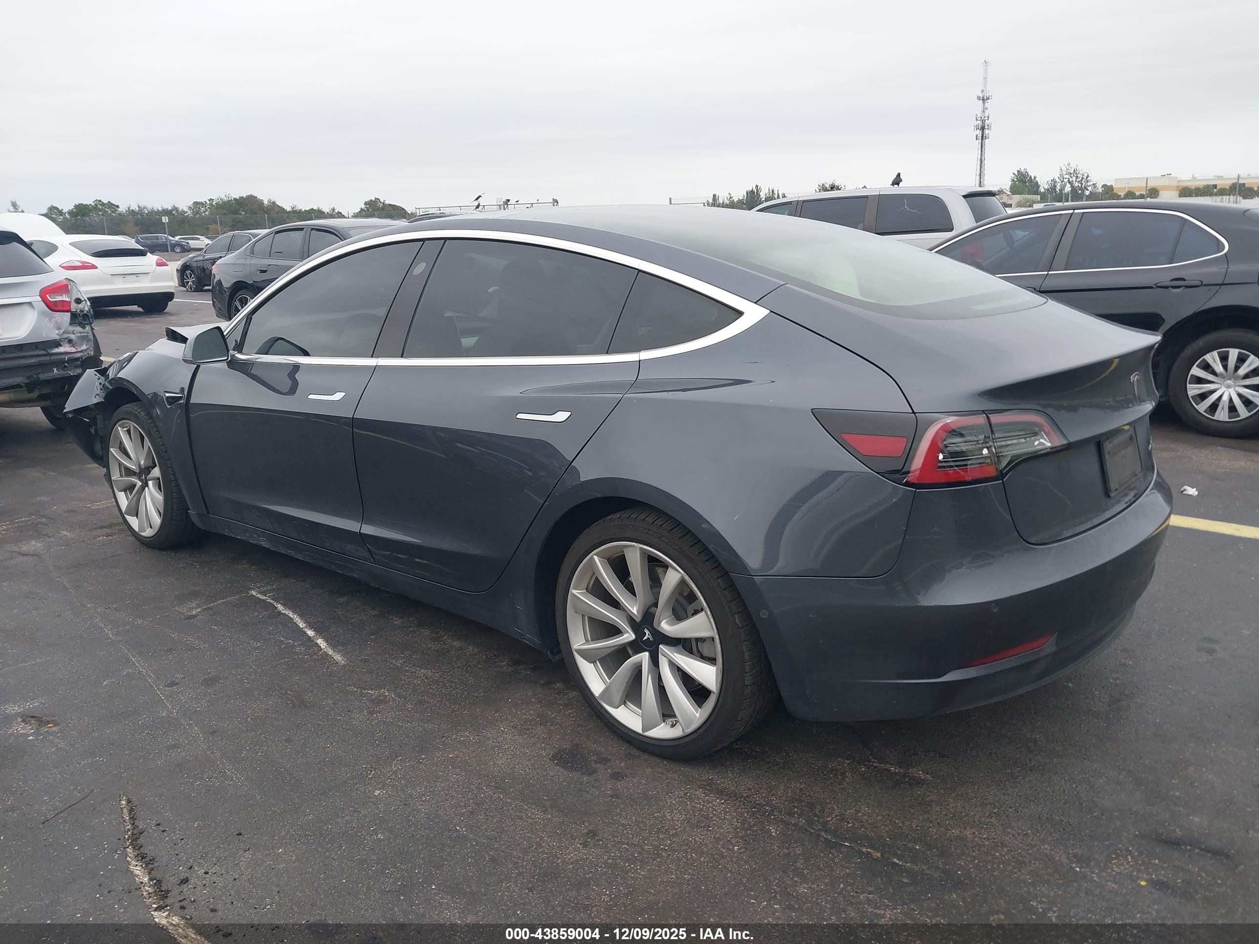 TESLA MODEL image 3