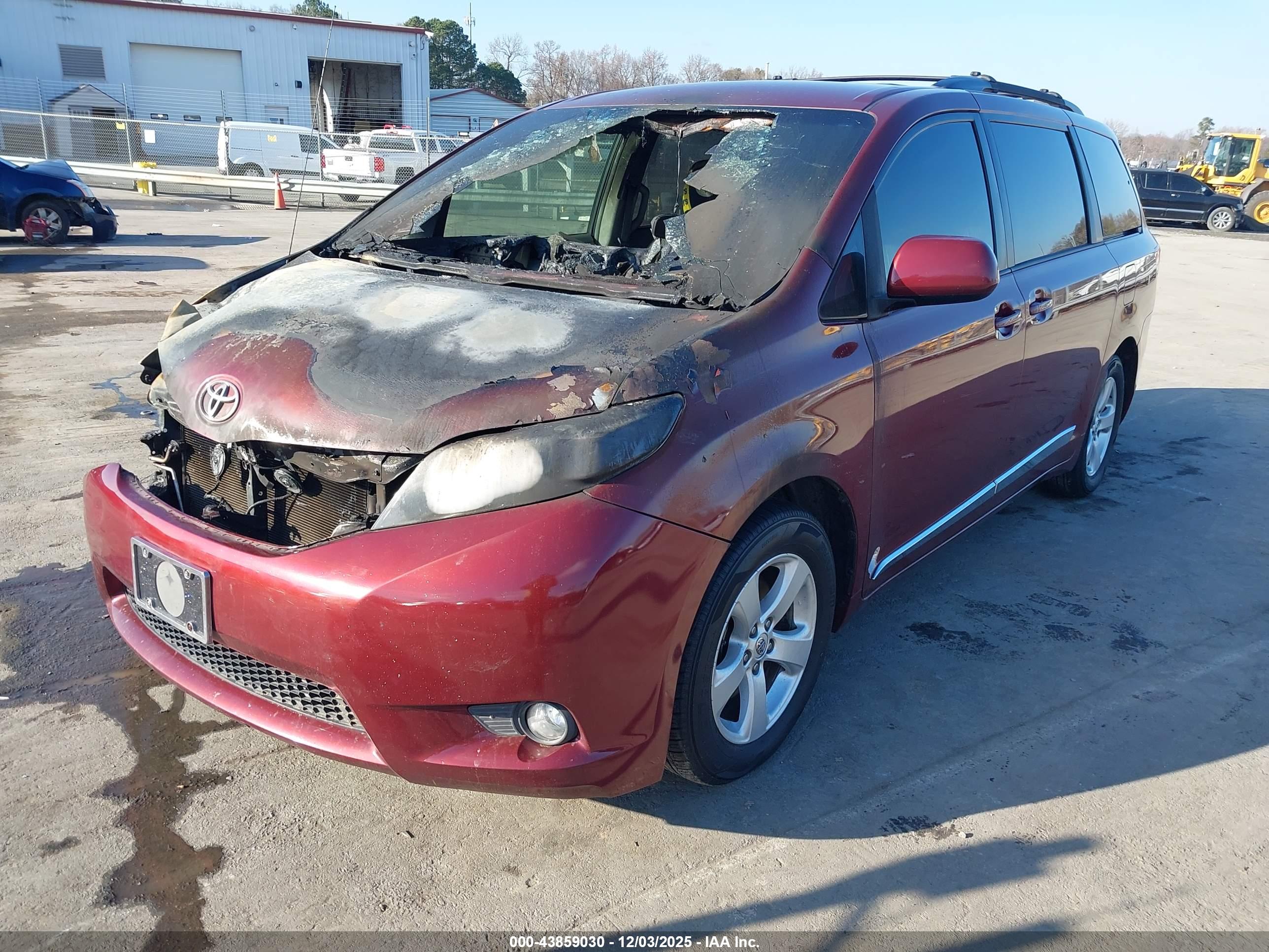 TOYOTA SIENNA image 2