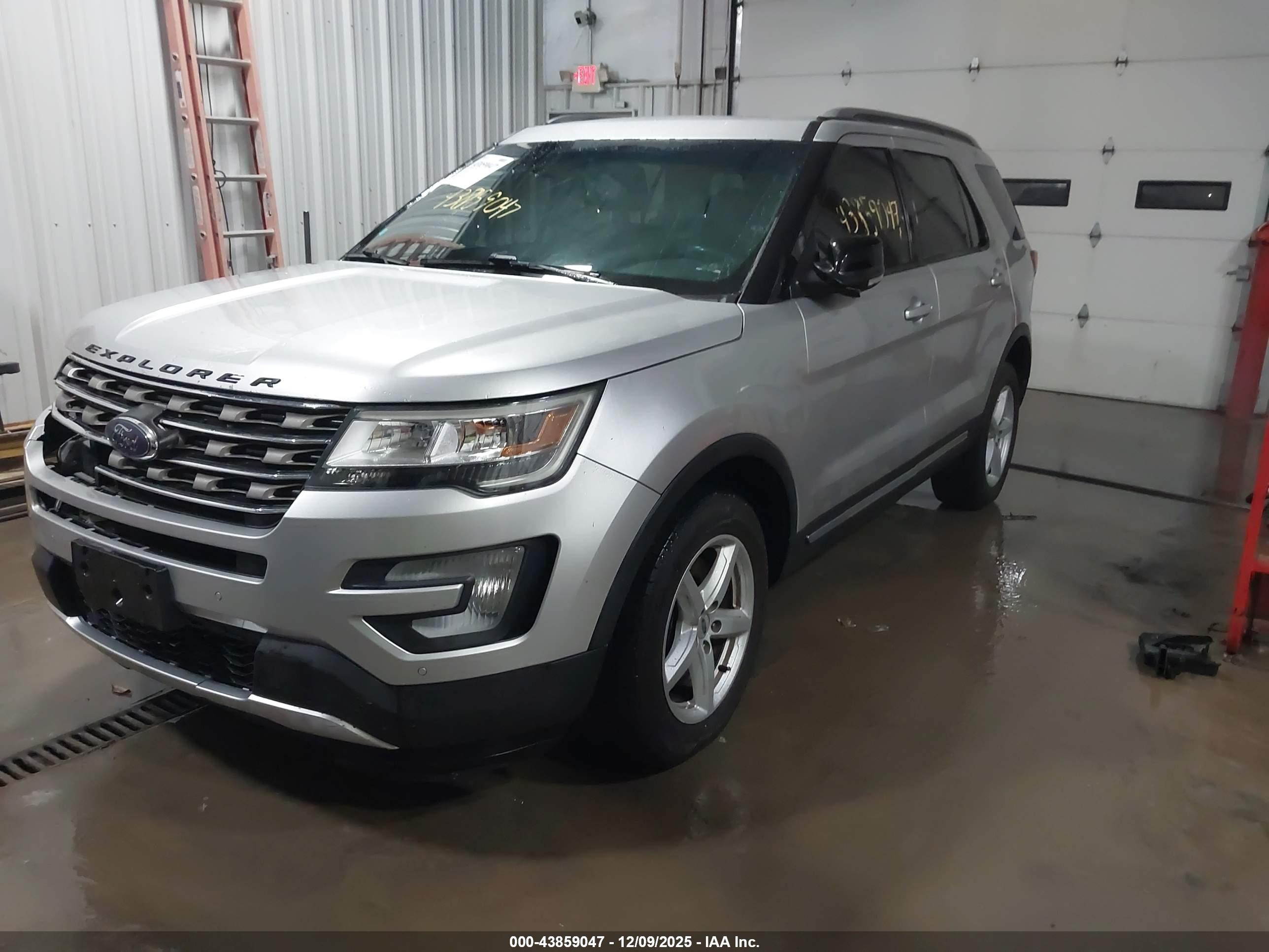 FORD EXPLORER image 2