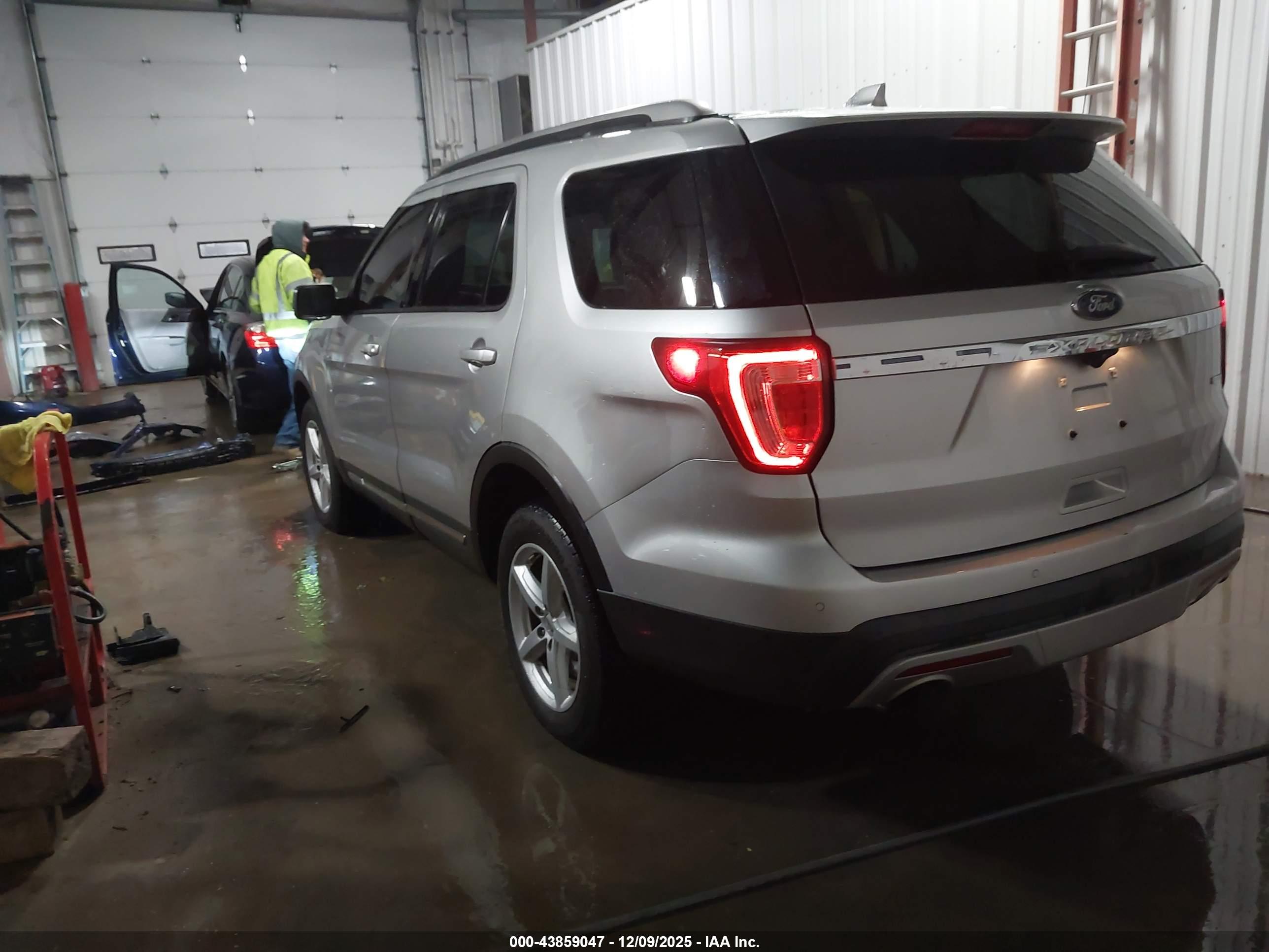 FORD EXPLORER image 3