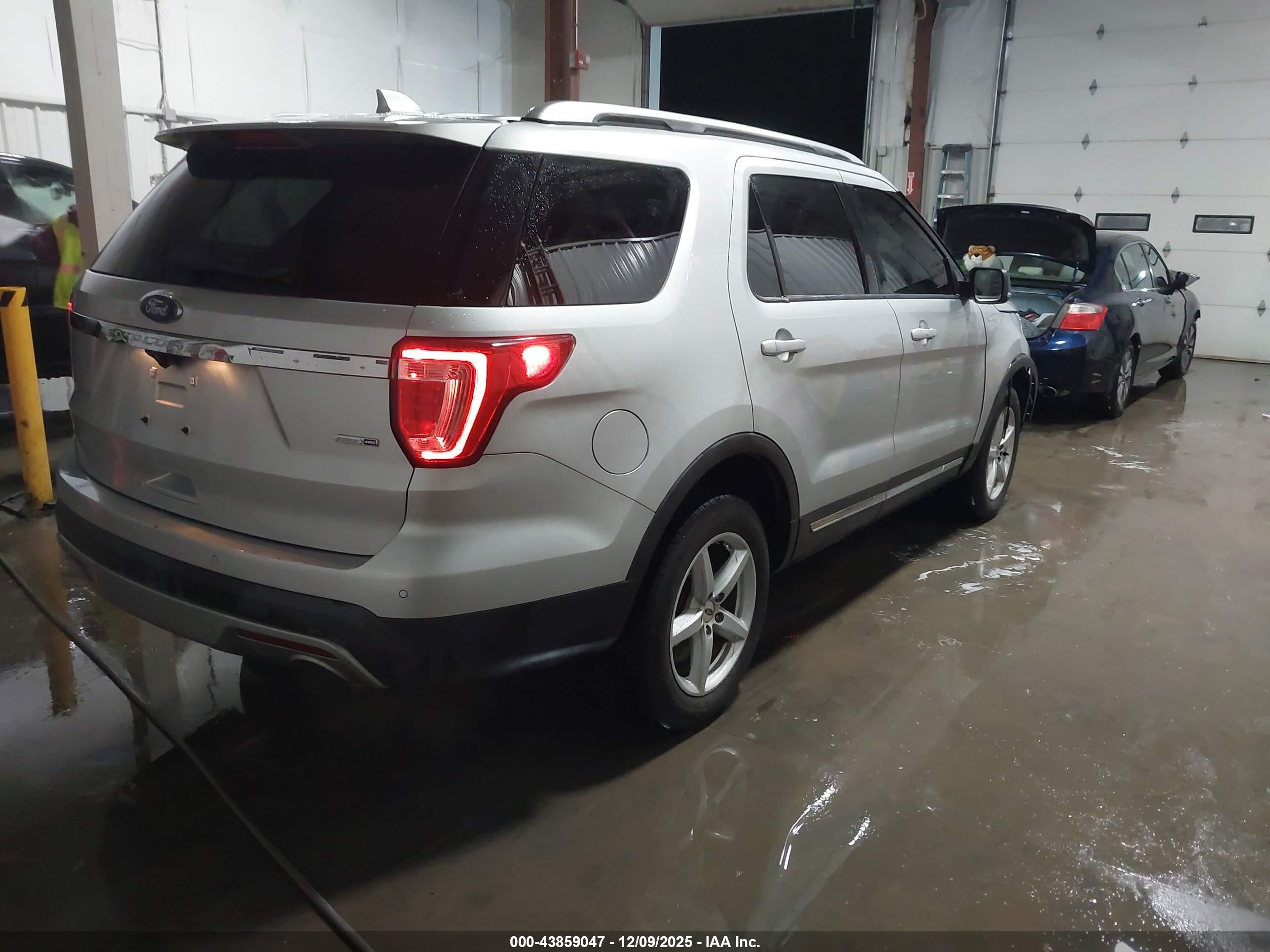 FORD EXPLORER image 4