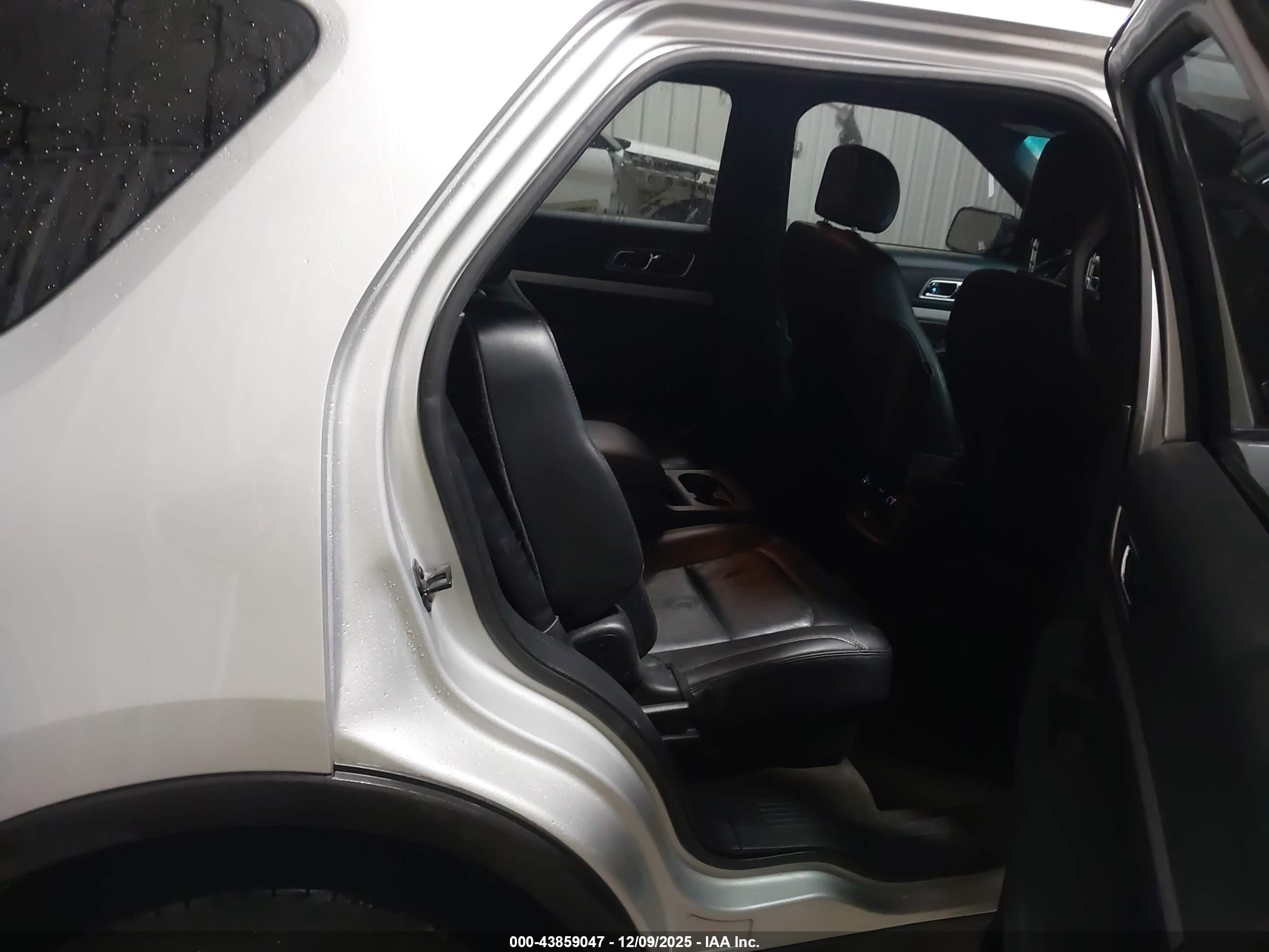 FORD EXPLORER image 8