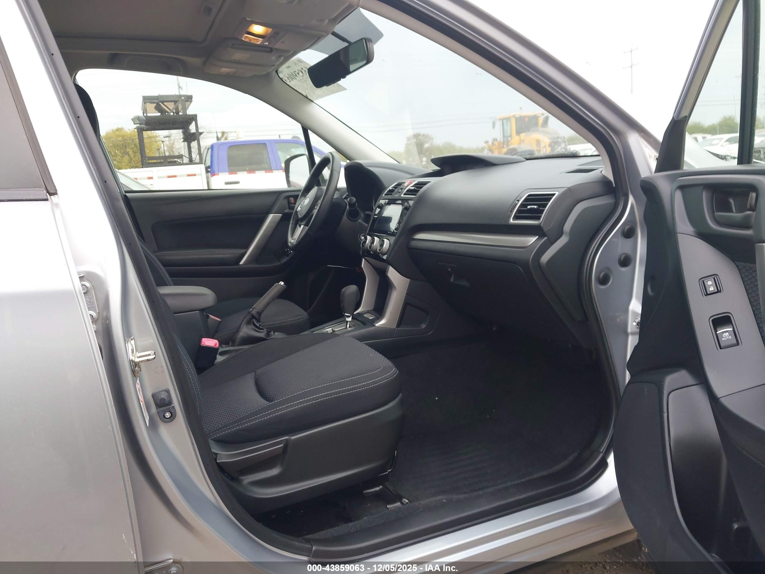 SUBARU FORESTER image 5