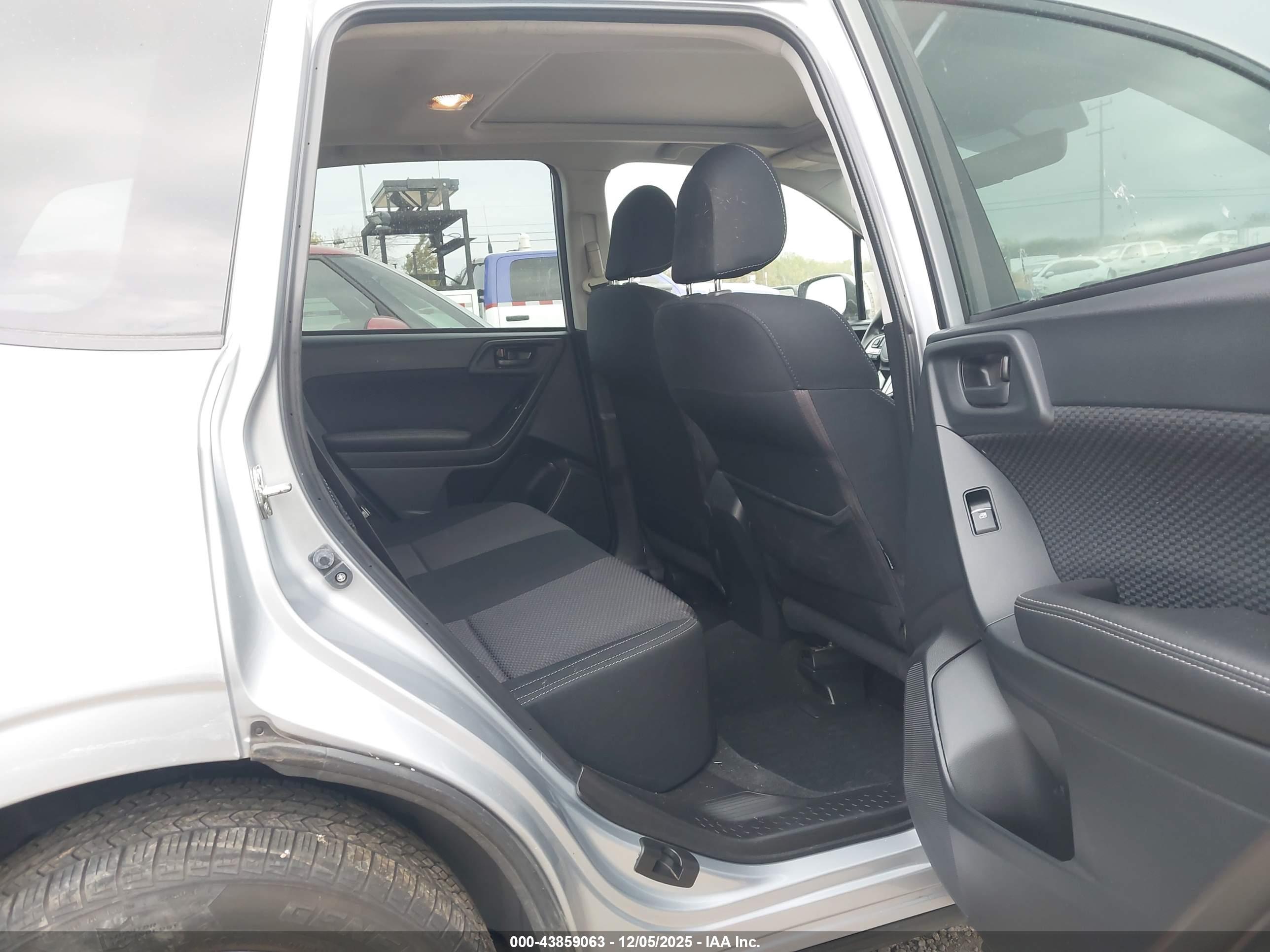 SUBARU FORESTER image 8