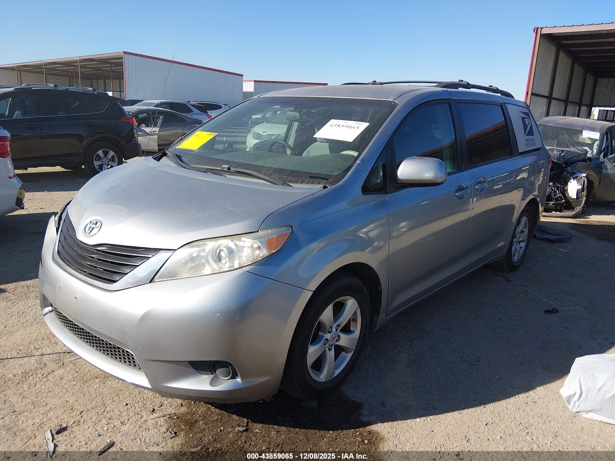 TOYOTA SIENNA image 2