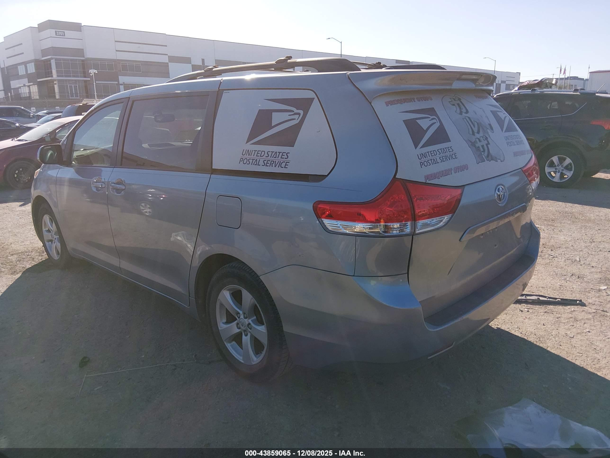 TOYOTA SIENNA image 3