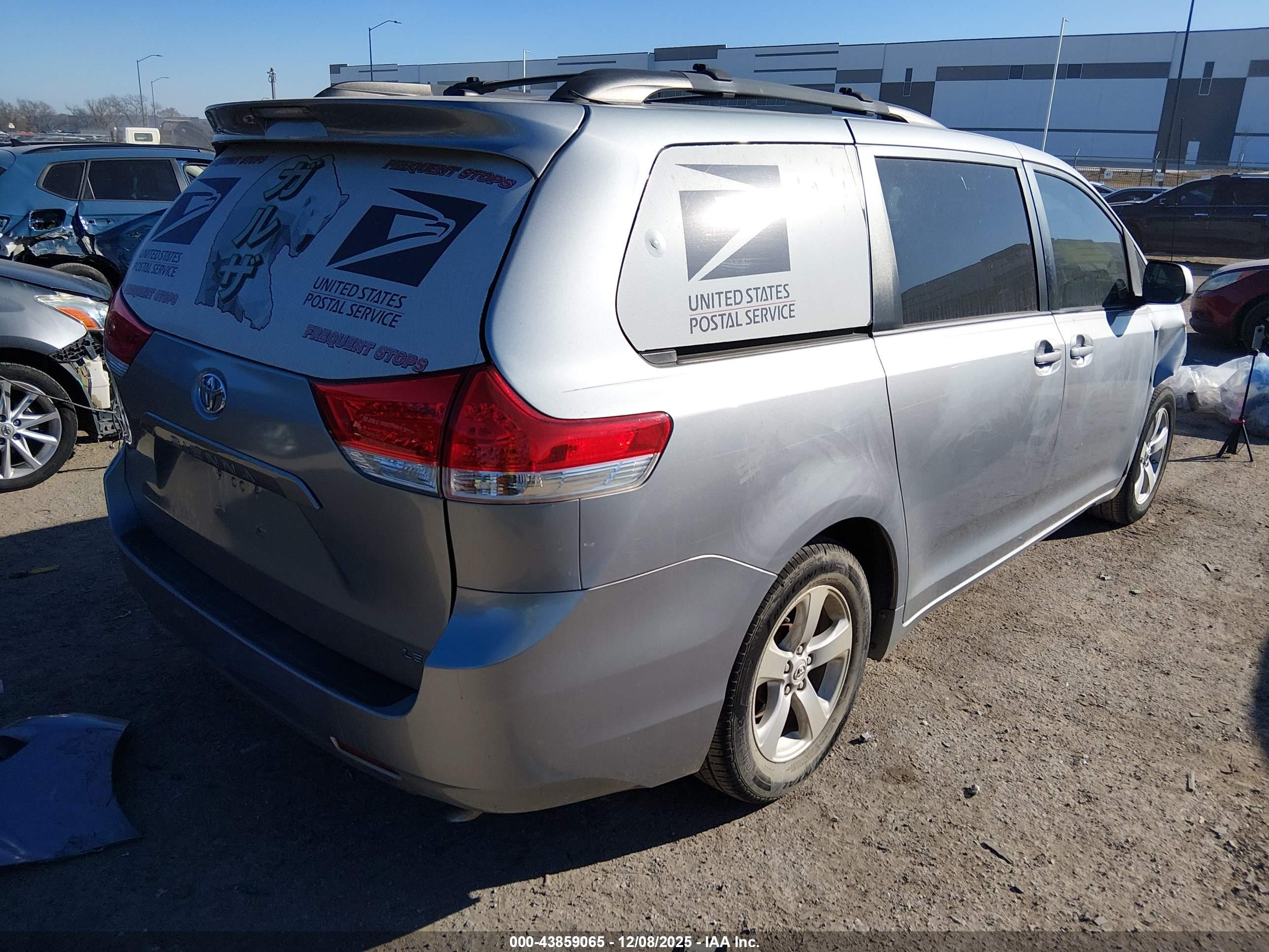 TOYOTA SIENNA image 4