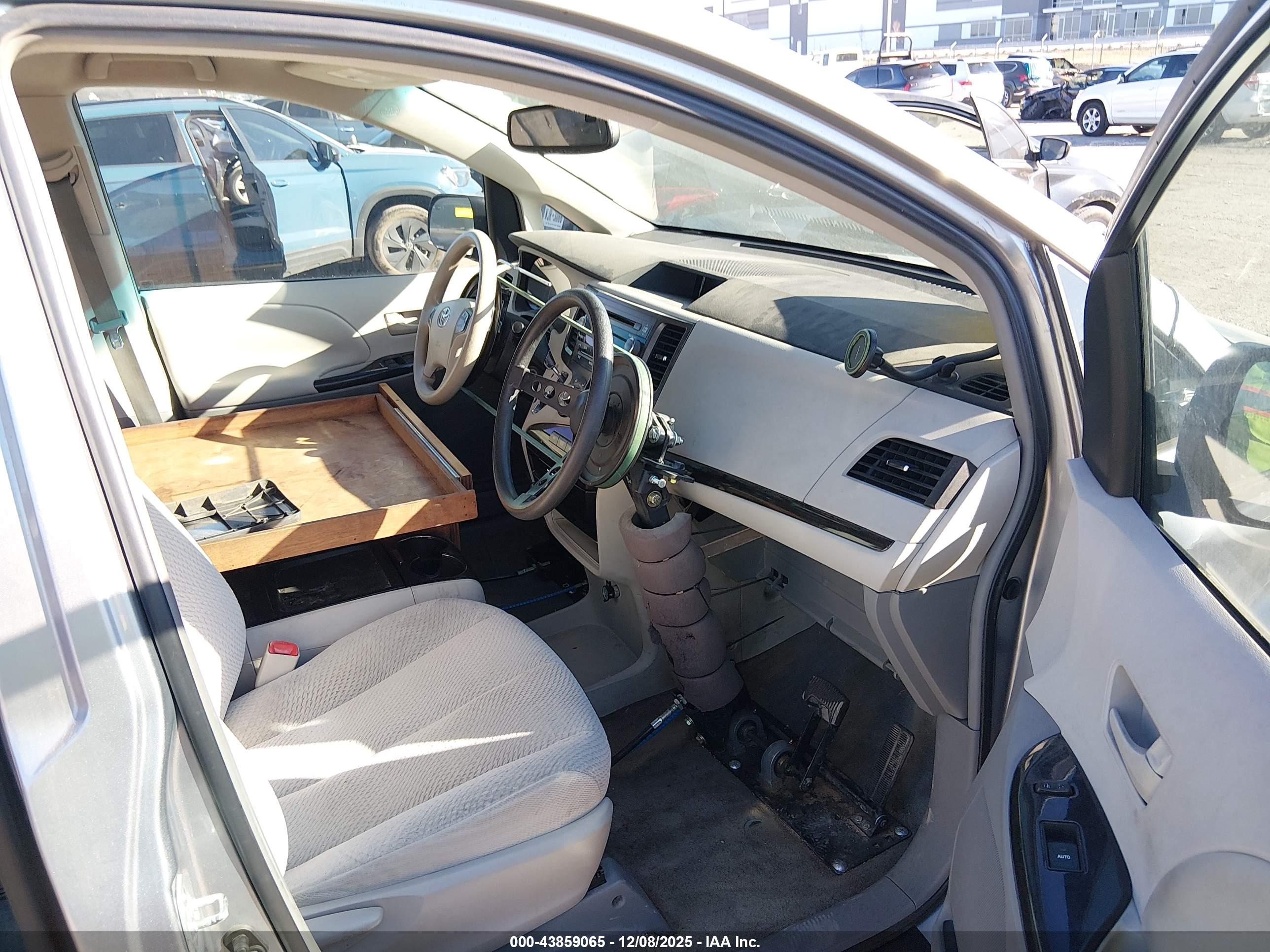 TOYOTA SIENNA image 5