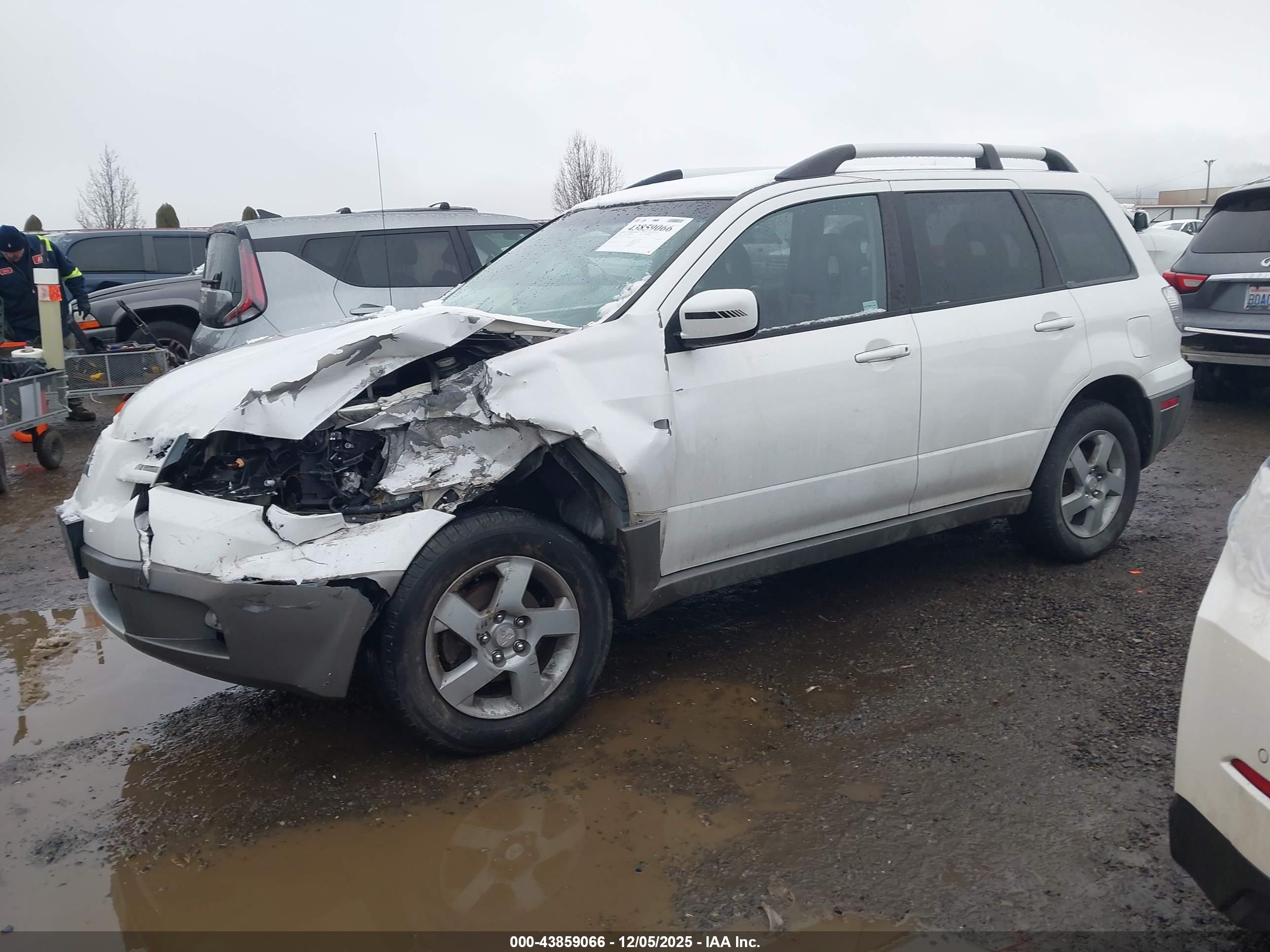 MITSUBISHI OUTLANDER image 2