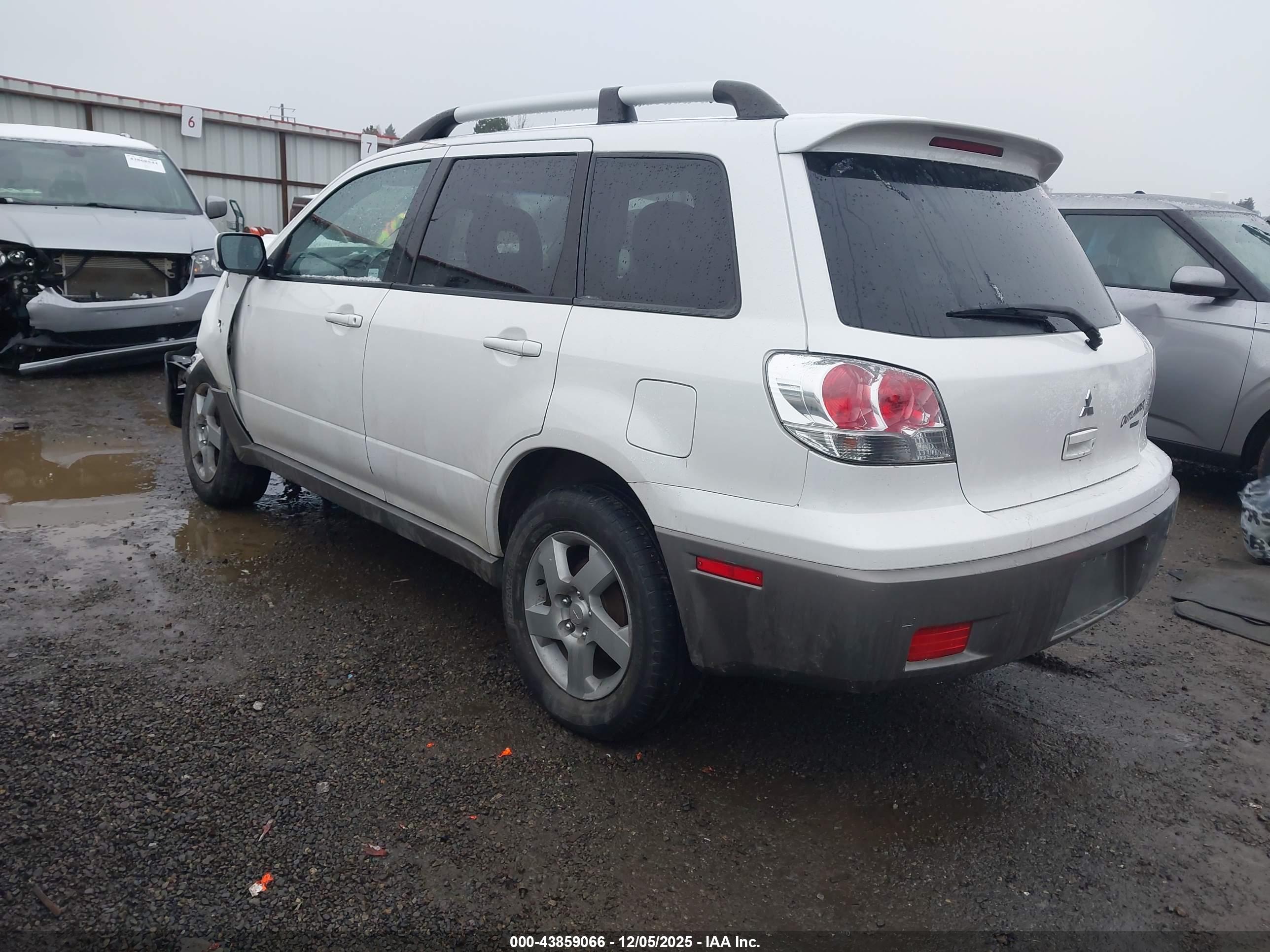 MITSUBISHI OUTLANDER image 3