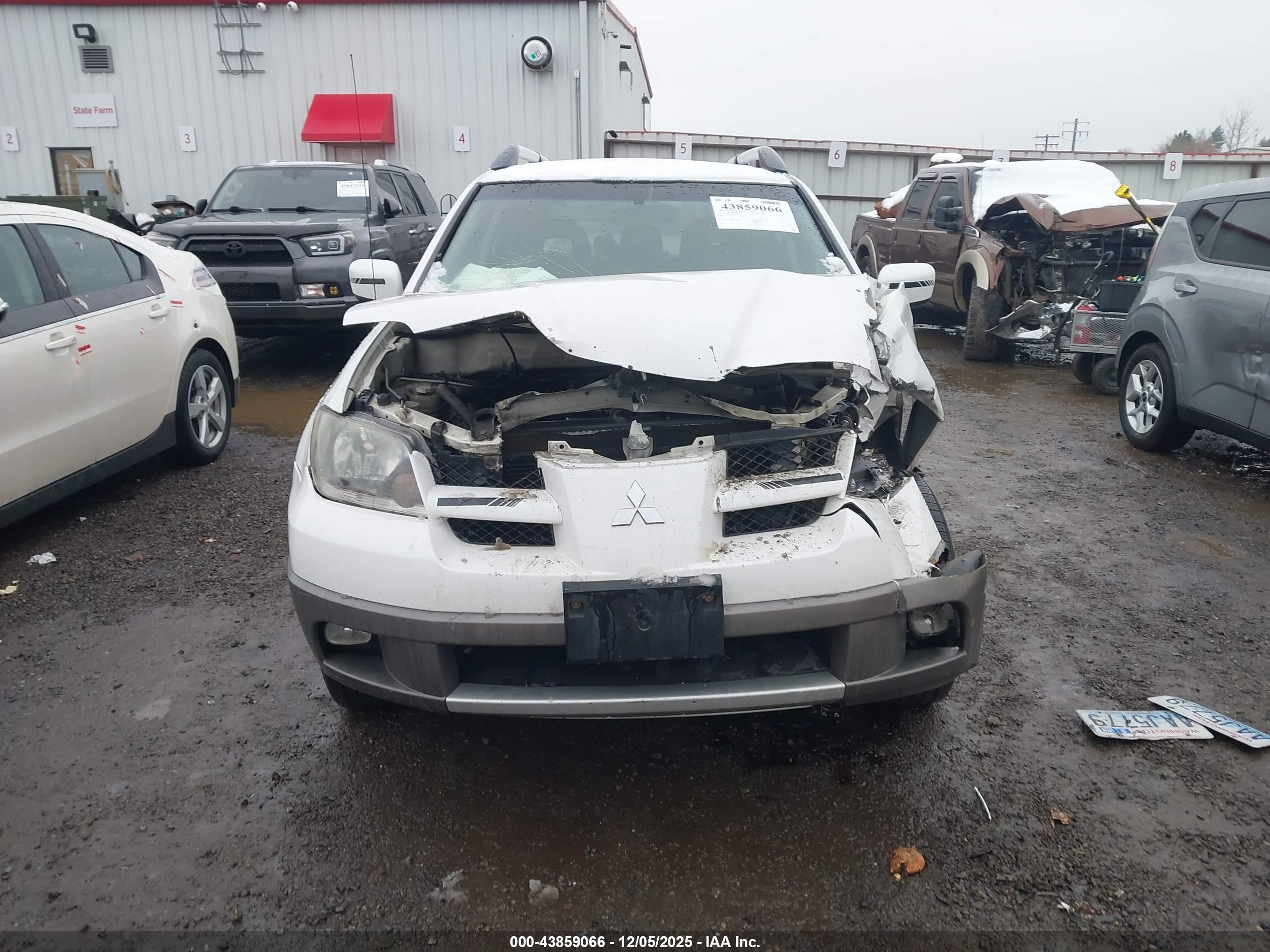 MITSUBISHI OUTLANDER image 6