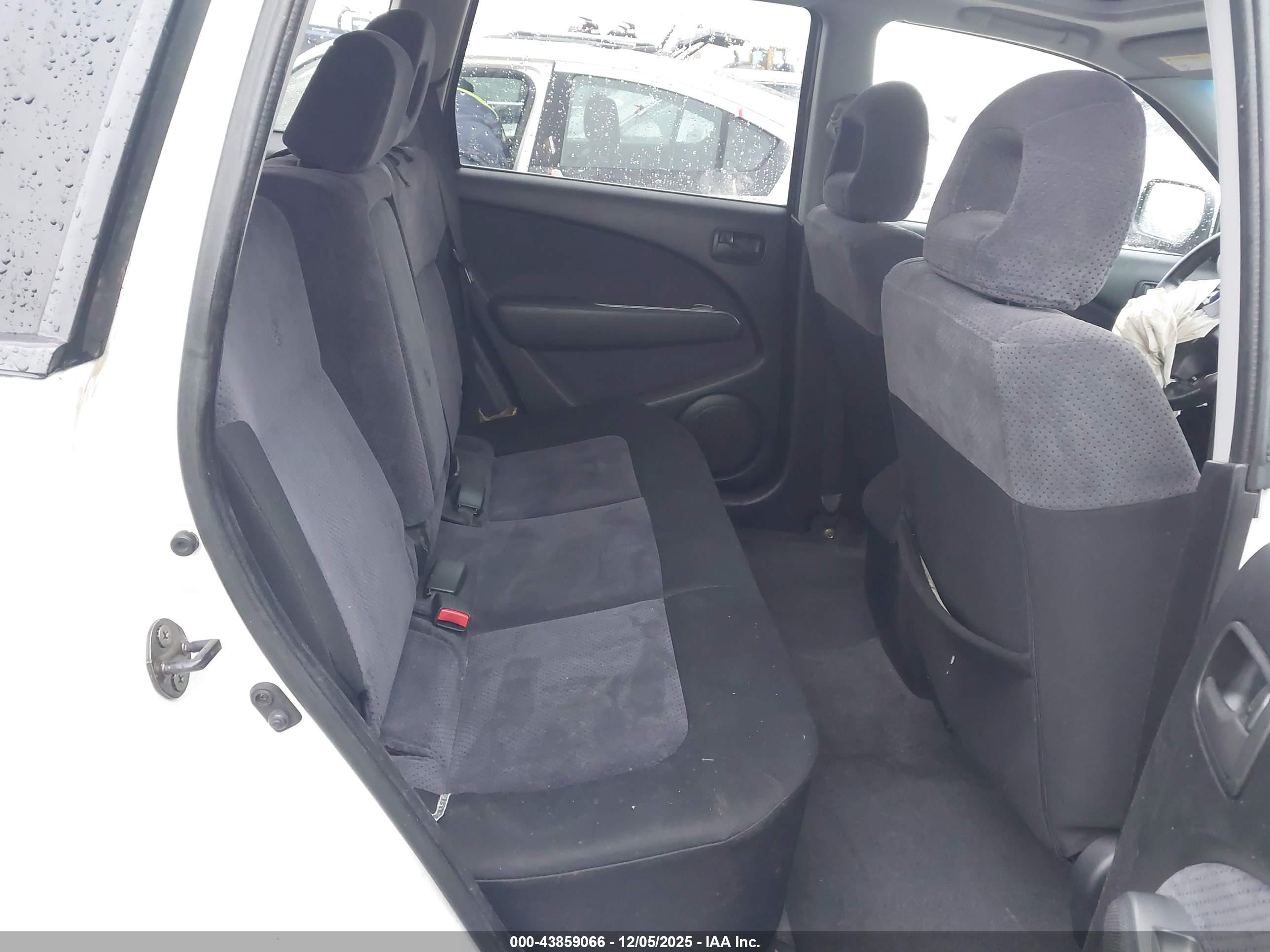 MITSUBISHI OUTLANDER image 8
