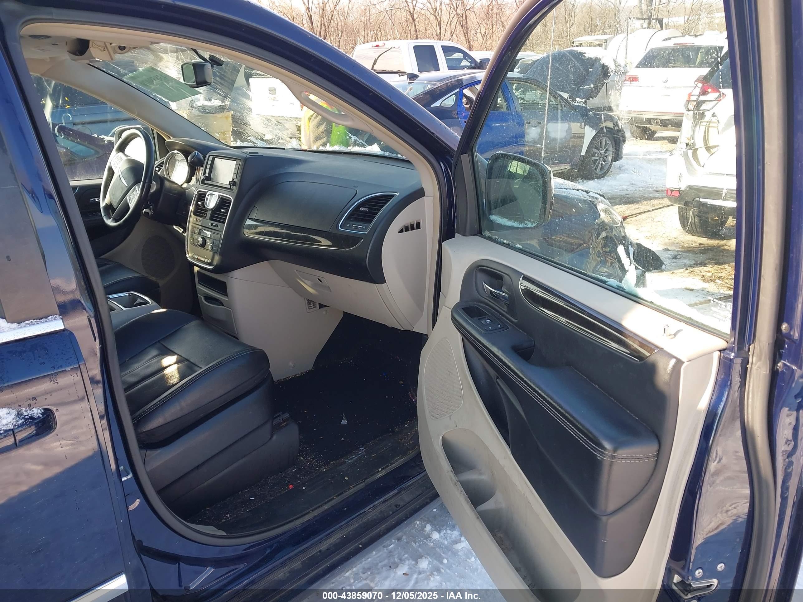 CHRYSLER TOWN image 5